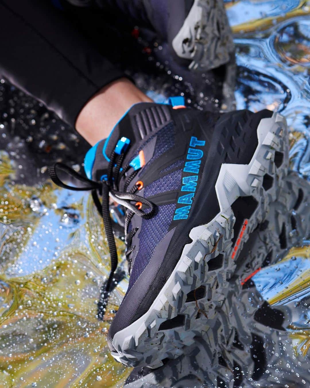 Mammutさんのインスタグラム写真 - (MammutInstagram)「Shouldn’t all your days have a little adventure?   Leave the everyday behind with a high-tech waterproof GORE-TEX membrane and adaptable design for steady footing in varied terrain. Break free from routine with the Sertig II Mid GTX.」4月12日 1時04分 - mammut_swiss1862