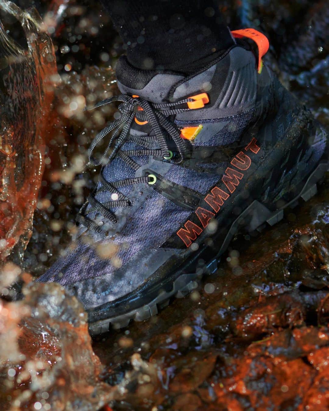 Mammutさんのインスタグラム写真 - (MammutInstagram)「Shouldn’t all your days have a little adventure?   Leave the everyday behind with a high-tech waterproof GORE-TEX membrane and adaptable design for steady footing in varied terrain. Break free from routine with the Sertig II Mid GTX.」4月12日 1時04分 - mammut_swiss1862