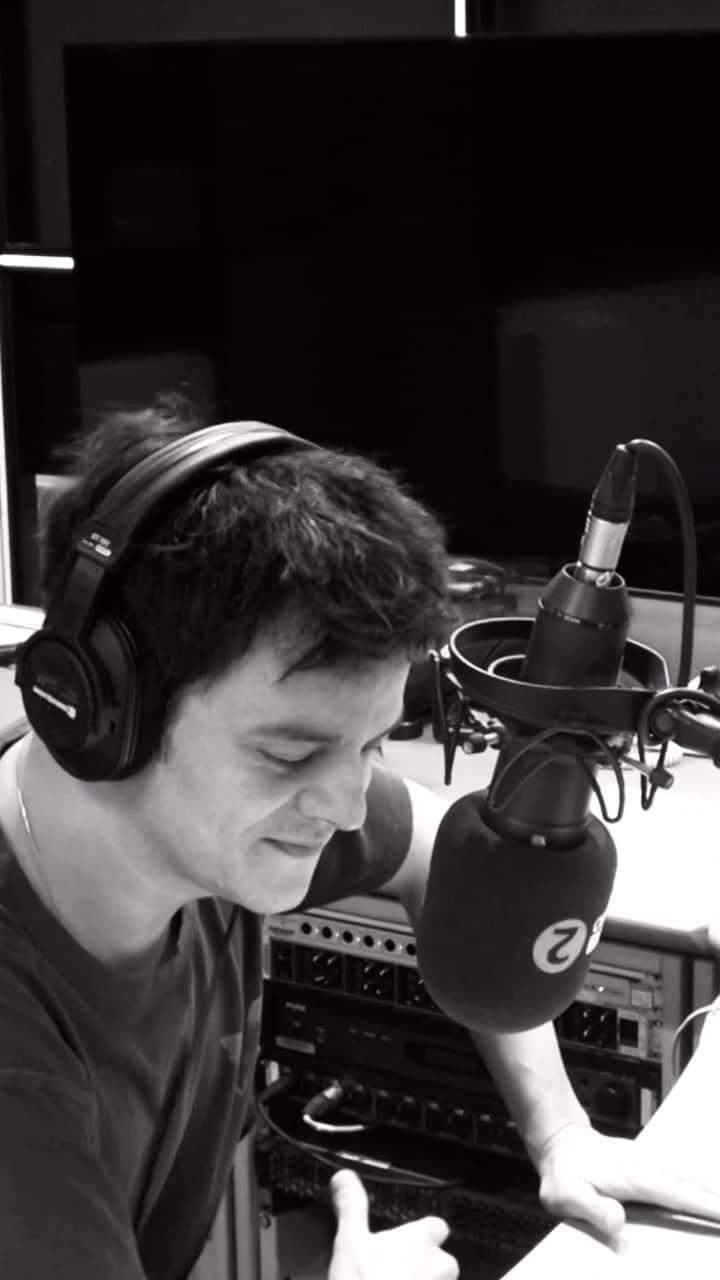 ジェイミー・カラムのインスタグラム：「Proof of how much I love presenting my show on @bbcradio2. Listen tonight at 9PM BST.」