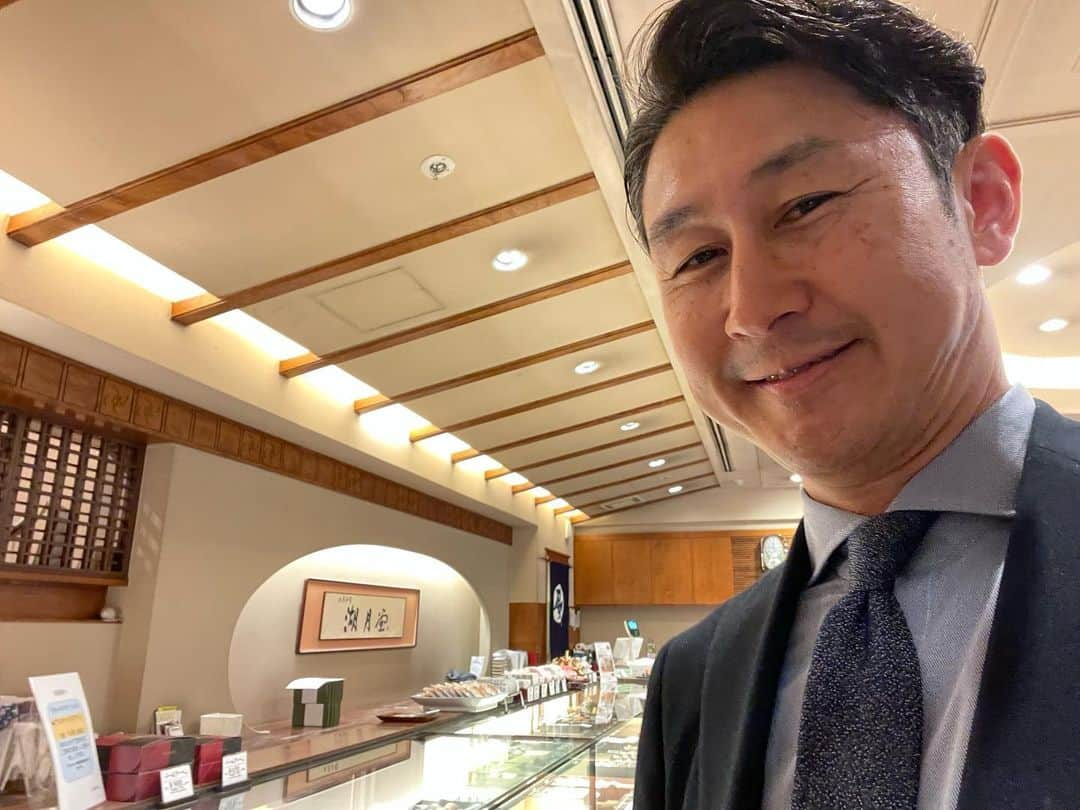 下山英哉のインスタグラム：「老舗のランチ😊  合馬のタケノコと 松本清張さんも愛した甘味！  最終の新幹線まで 小倉の街の奥深さを 教えて頂きました♪  #湖月堂 #合馬の筍  #栗饅頭  #小倉 #北九州 #松本清張　先生 #松本零士　先生 #資さんうどん #小倉 #北九州 #旦過市場 #小倉城  #奥深い #お世話になりました #知らなかった魅力 #ギラヴァンツ取材できたけど #kitakyushu  #kokura #fukuoka」