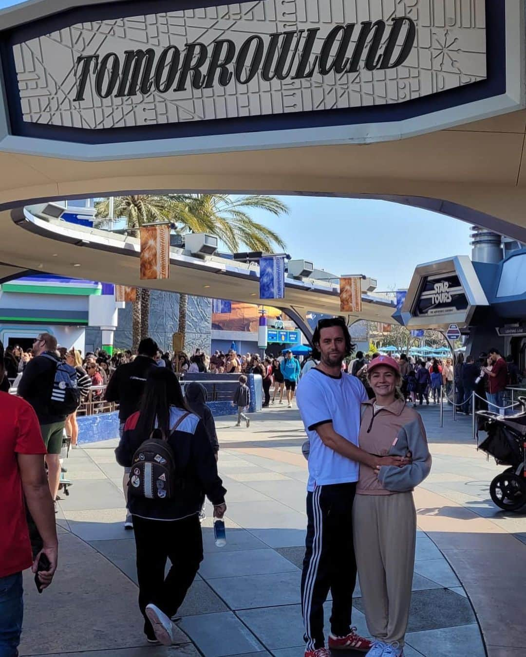 ブリット・ロバートソンさんのインスタグラム写真 - (ブリット・ロバートソンInstagram)「The Robertson-Floyds, Robertsons and Floyds go to Disney and get stuck on Tower of Terror」4月12日 1時21分 - brittlrobertson