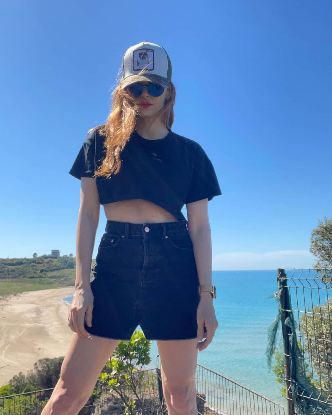 Mine Tugayのインスタグラム：「“Dünyada geçirdim çocukluğumu İnsanlardan eşya yaparlar Kırmızı bir orman iki boyutlu Kendi başına yağardı kar.  Gör ki, öldüğümde bilmedim, Elimde bunca sözcük kaldı. Nerde geçecek benim erginliğim Bu dünya bir daha olmalı.  Bir dünya daha olmalı, burada Bir yerde, o kadar yakın ki, Seslensem duyulacak belki, Belki başladım onu yaşamaya.” Melih Cevdet Anday 🛝🎸」