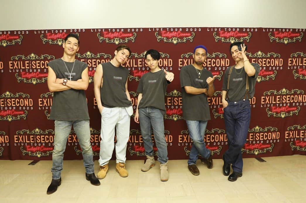 NESMITHのインスタグラム：「EXILE THE SECOND LIVE TOUR 2023 Twilight Cinema IN 岡山✨ 天気良し、街良し、空気良し、 人良し、盛り上がり良し、 汗だくなライブになりました💦✨ 岡山の皆さんの「待ってました‼️‼️‼️」という思いと熱意が伝わる空間で、初上陸・岡山の初めての最高な思い出を作ることが出来ました✨‼️  そして地元岡山出身の やましょー降臨✨‼️‼️ 差し入れやステージにも上がってくれて、忙しい合間に本当にありがとう✨‼️✨‼️  ツアーも約三分の一が終わり、残すは6公演。。。 ゴールが見えてきてどこか寂しさを感じてきてますが、 これから行く場所でも最高の景色と最高の思い出を作りたいと思っているので、 約１ヶ月後の京都から後半戦も楽しんででいきましょう👍✨‼️  #EXILETHESECOND #TwilightCinema #岡山 #倉敷 俺、、、 #なんちゅう顔 ？(笑)」