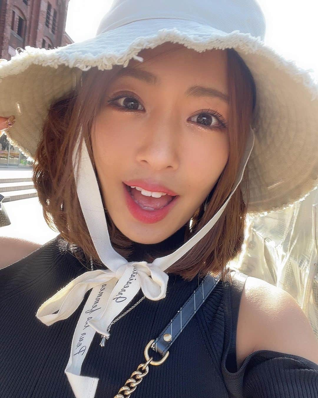 橋本梨菜さんのインスタグラム写真 - (橋本梨菜Instagram)「🌻 新しい帽子をかったよ👒 きゃわいいよねぇ🙄🤍✨  赤レンガの後は中華街で食べ放題した。ありえないぐらい食べた🐷❤️」4月12日 1時38分 - hashimoto_rina_