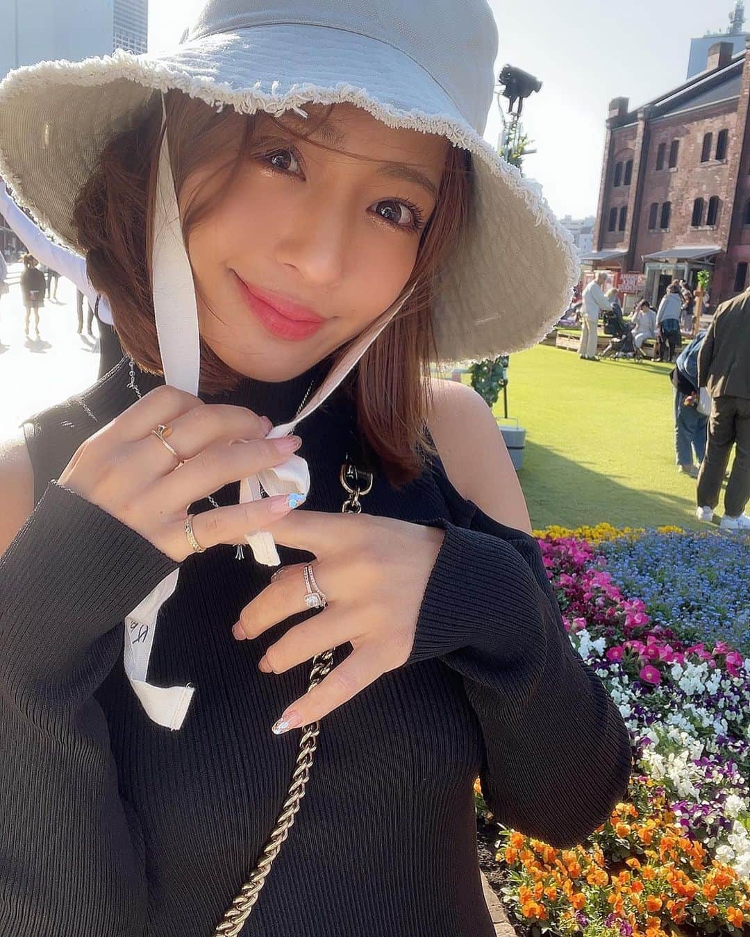 橋本梨菜さんのインスタグラム写真 - (橋本梨菜Instagram)「🌻 新しい帽子をかったよ👒 きゃわいいよねぇ🙄🤍✨  赤レンガの後は中華街で食べ放題した。ありえないぐらい食べた🐷❤️」4月12日 1時38分 - hashimoto_rina_