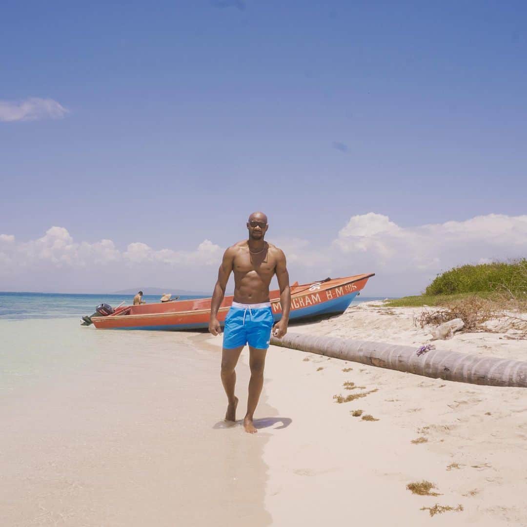 アサファ・パウエルのインスタグラム：「That’s my yacht in the background ready for the Caribbean cruise 😃」