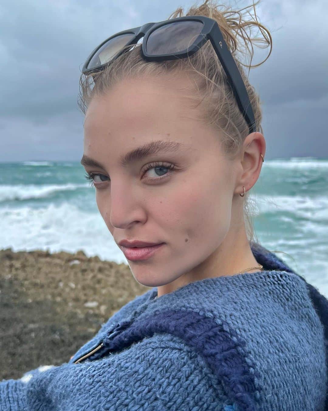 レイチェル・ヒルバートのインスタグラム：「“The heart of (wo)man is very much like the sea, it has its storms, it has its tides and in its depths it has its pearls too” - VvG🌊」