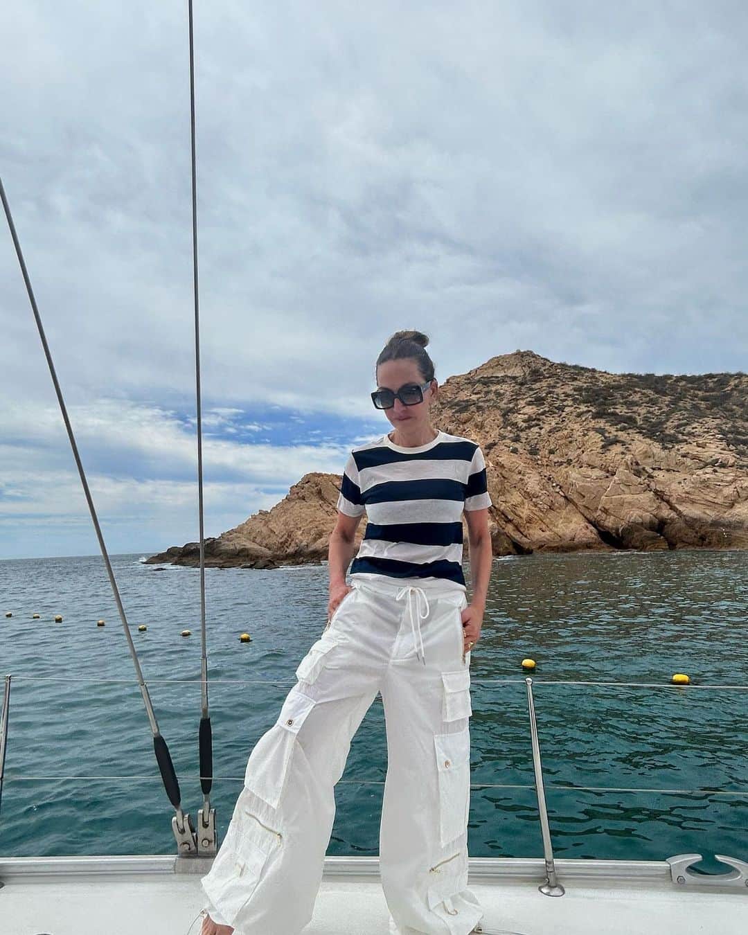 シンシア ローリーのインスタグラム：「Smooth sailing ⛵️  • • • Our best selling Kim Cargo Pant now available in white !」