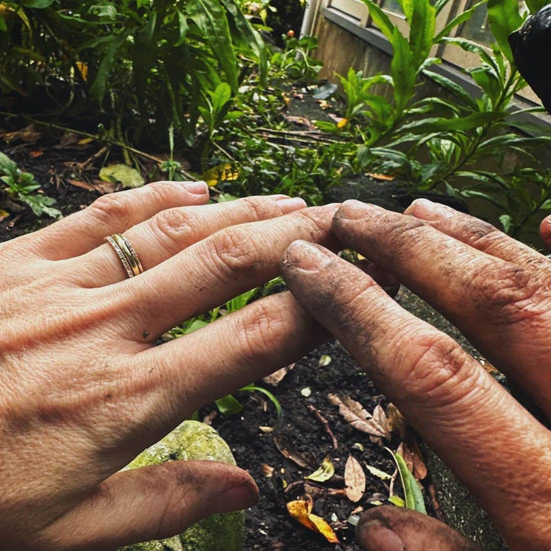 ローズ・マクアイヴァーのインスタグラム：「Heading back with a beautiful manicure from Aotearoa to USA this week. 🪴👩🏼‍🌾」