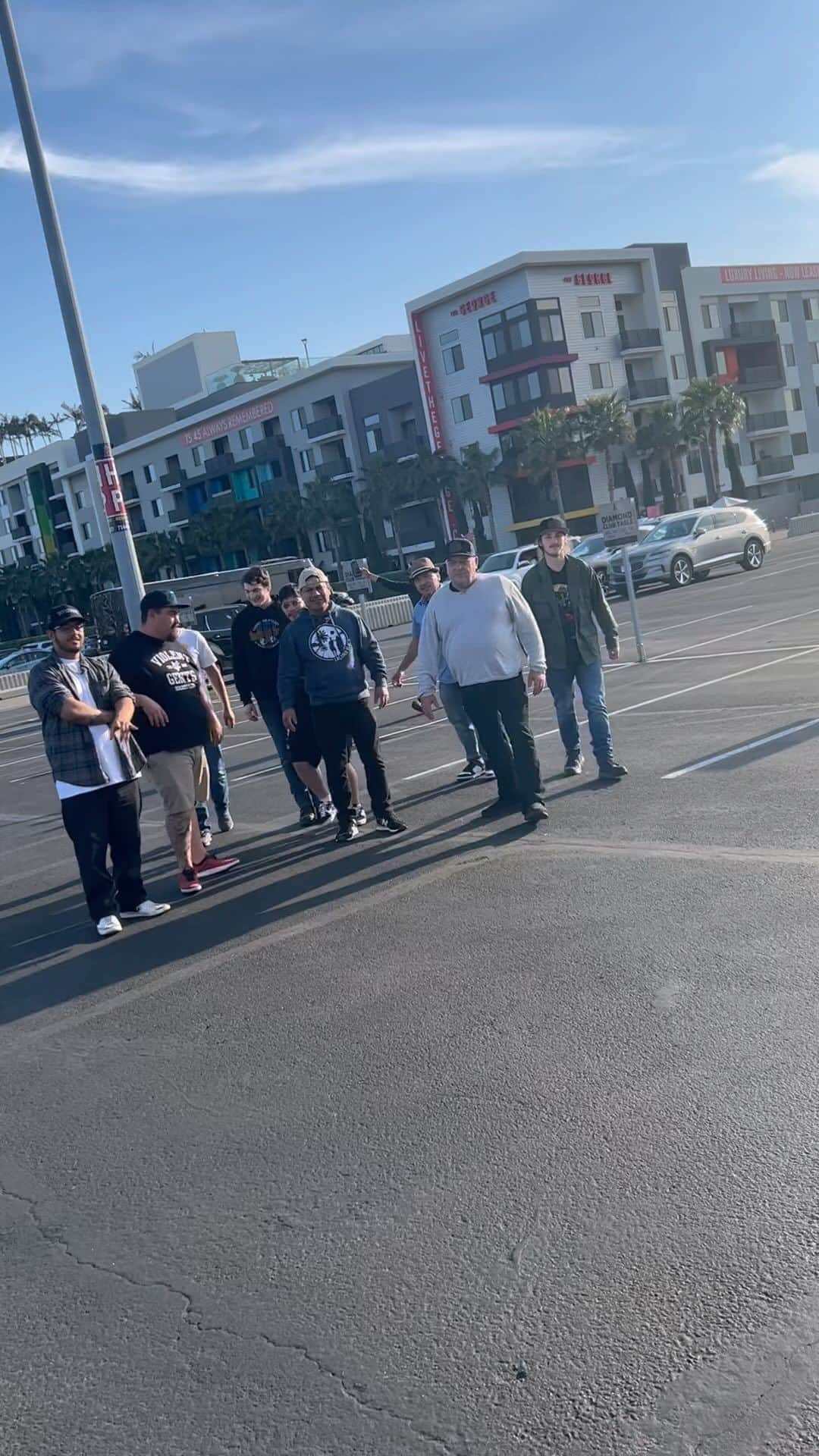 ディーン・ノリスのインスタグラム：「Taking the men from @swinginncafe to a game at Angel stadium.」