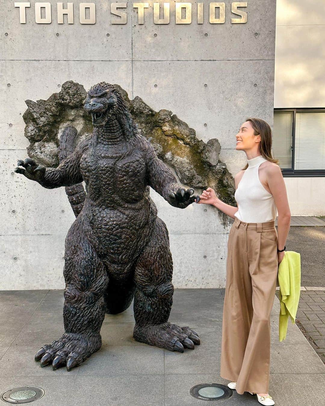 エミ・マイヤーのインスタグラム：「Chillin with godzilla.. 😜」