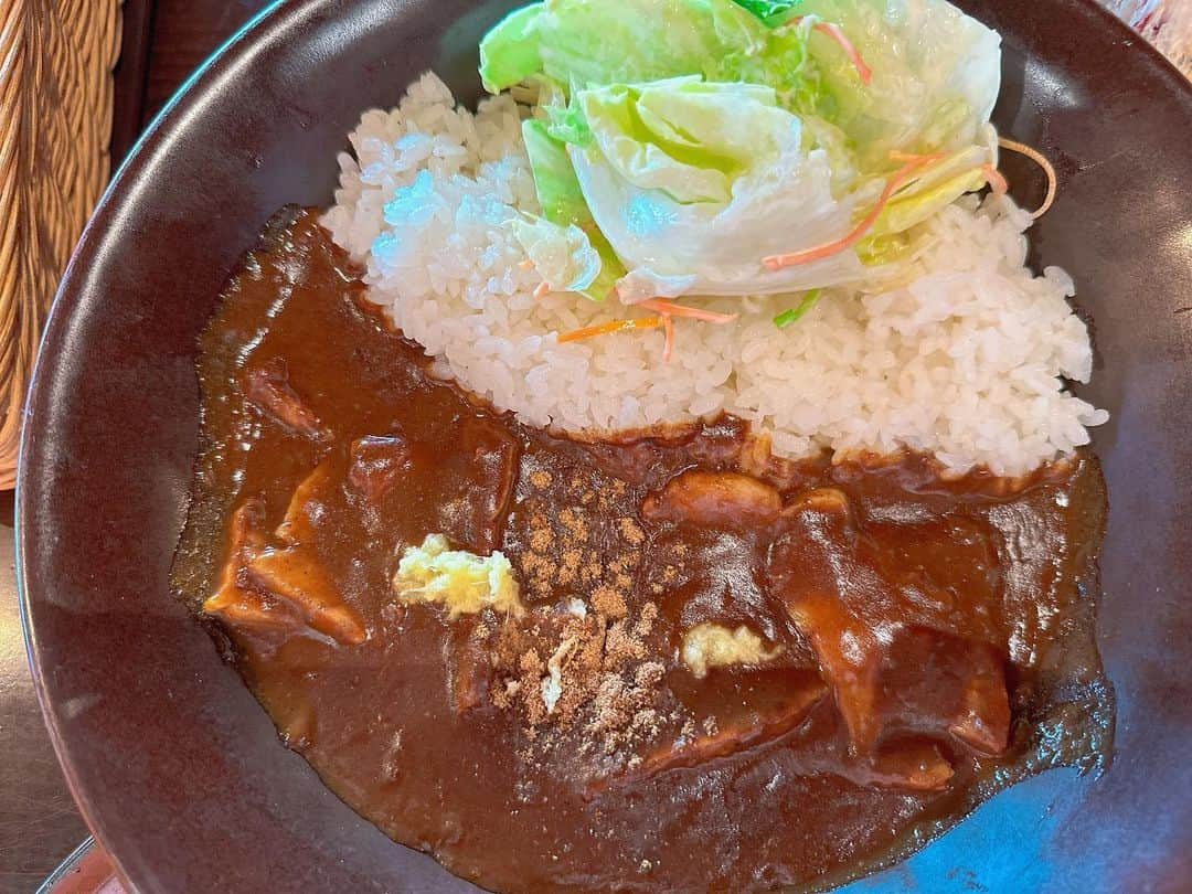 竹本アイラさんのインスタグラム写真 - (竹本アイラInstagram)「" 【鎌倉】 言わずと知れた人気カレー店 珊瑚礁モアナマカイ店  相変わらずの待ち時間ですが このロケーションのためなら 待てますよね。  カレーも美味しいのですが サイドメニューもめちゃくちゃ美味しい🤤 どれもボリューム満点なので 心してご注文を！　  詳しくはプロフィール▶︎YouTube  #鎌倉 #鎌倉グルメ #鎌倉カフェ #鎌倉観光 #鎌倉ランチ #鎌倉食べ歩き #鎌倉ディナー #鎌倉散歩 #鎌倉旅行 #珊瑚礁 #珊瑚礁カレー #珊瑚礁モアナマカイ店 #ひとり旅 #ひとりごはん #ひとり旅女子 #ひとりカフェ #旅行好きな人と繋がりたい #カレー #カレーライス #カレーすきな人と繋がりたい」4月12日 11時30分 - aira.ar50