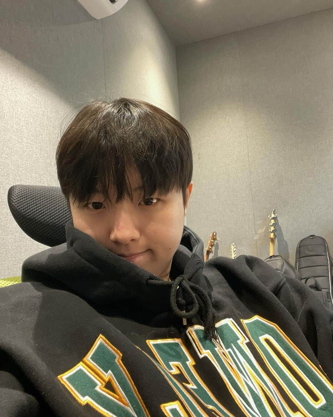ユ・スンウのインスタグラム：「머리 자르고 잼민이 됐다」