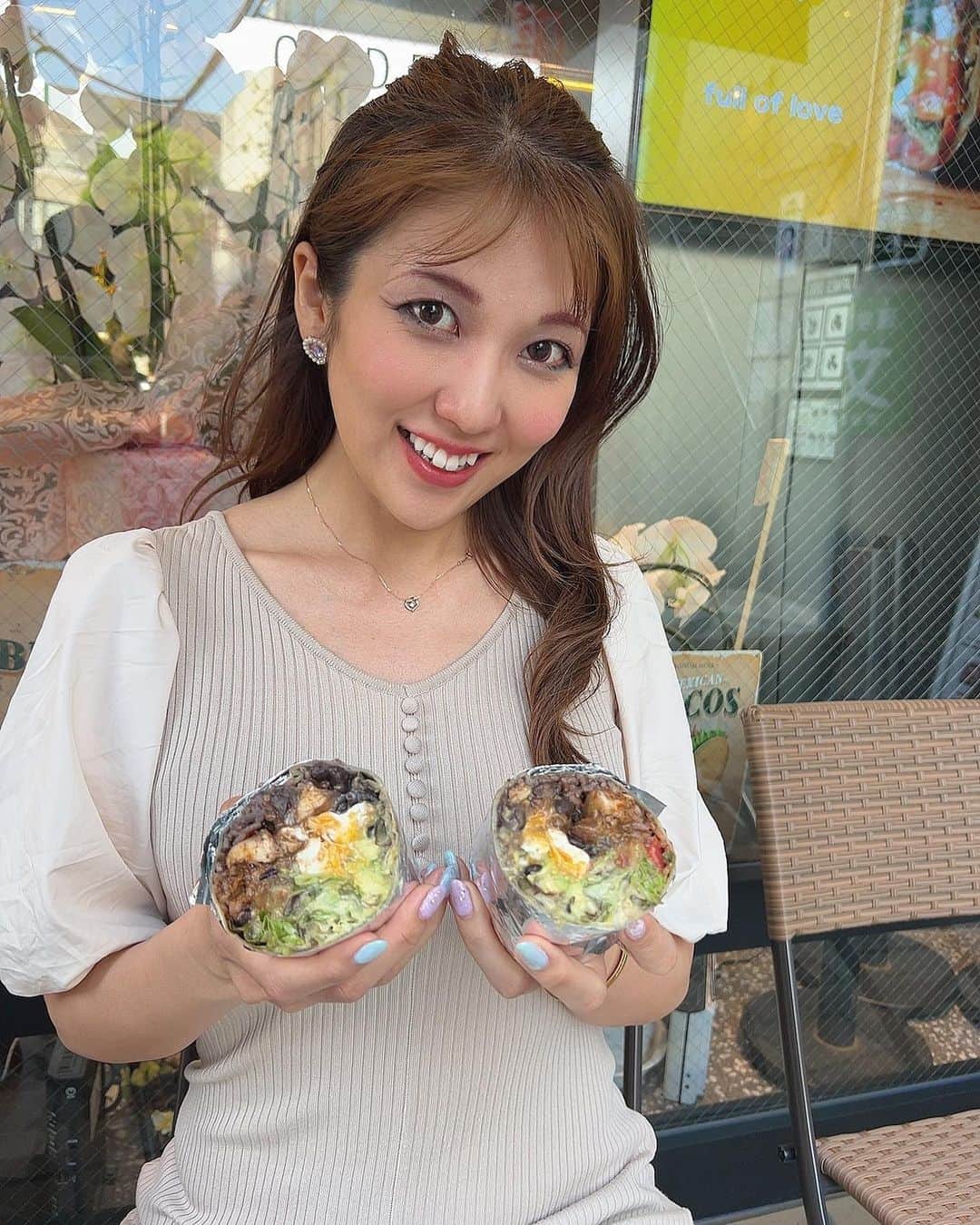 神谷麻美さんのインスタグラム写真 - (神谷麻美Instagram)「#ピコデガヨ の#ブリトー　美味しいっ🥰💖🌵🥑🌮💖✨️  #テイクアウト したよ💖🌈ᵕ̈*💖✨️  チーズメルト、ワカモーレ、オーバーイージーエッグをトッピングしたよ💖✨️  ボリューム満点で美味しかったぁ💖🥰💖✨️  PR @picodegallo2021 #神宮前グルメ #神宮前ランチ #神宮前カフェ #原宿カフェ #原宿グルメ #原宿ランチ」4月12日 11時26分 - asamice428