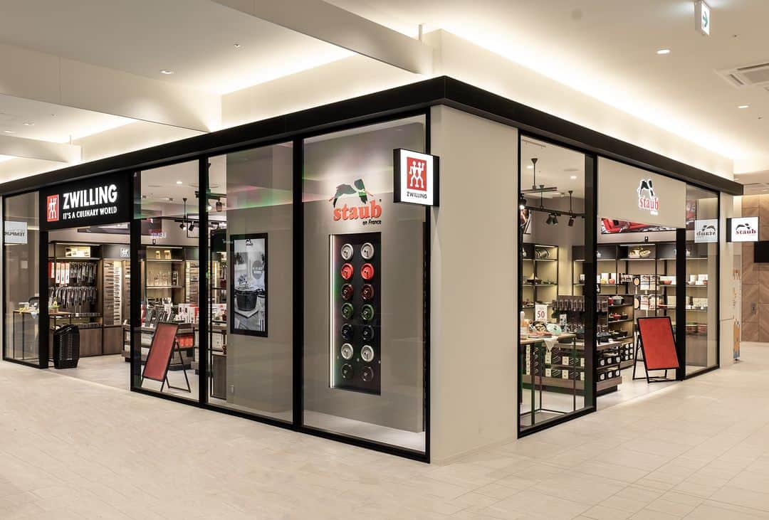 ZWILLING Japan ツヴィリングのインスタグラム：「【新店舗情報 : 4/17(月) 三井アウトレットパーク 大阪門真店がオープン!】 今までにないショッピング体験が楽しめる場所として、4/17(月)にオープンする ハイブリット・ショッピング施設 「三井アウトレットパーク大阪門真店」内に ZWILLING/STAUB 大阪門真店がオープンします！  ツヴィリング 直営アウトレット店ならではのお買い得商品を豊富な品揃えでご用意。普段使いからプロ仕様まで揃うナイフ、フライパンやクックウェア、キッチン家電など、充実のラインナップを揃えました。また、店内ではデジタルモニターにて新商品や使い方を紹介するほか、実際にナイフの切れ味や調理家電シリーズ「エンフィニジー」をお試しいただけます。  オープンを記念して、最大60% OFFのセールを開催！特別価格のナイフセットもアウトレット*価格でご用意。その他 ツヴィリング・ストウブ大阪門真店の限定企画を多数ご用意しております。期間中は￥10,000以上お買い上げのお客様へノベルティグッズ**をプレゼント。   みなさまのご来店をお待ちしております！  ZWILLING / STAUB 大阪門真店 〒571-8620 大阪府門真市松生町1-11 TEL 06-6967-8012  *アウトレット品とはご使用に問題のない、箱潰れや微細な傷のある商品です ** ノベルティグッズはなくなり次第終了となります。予めご了承ください。  #zwilling #ツヴィリング」