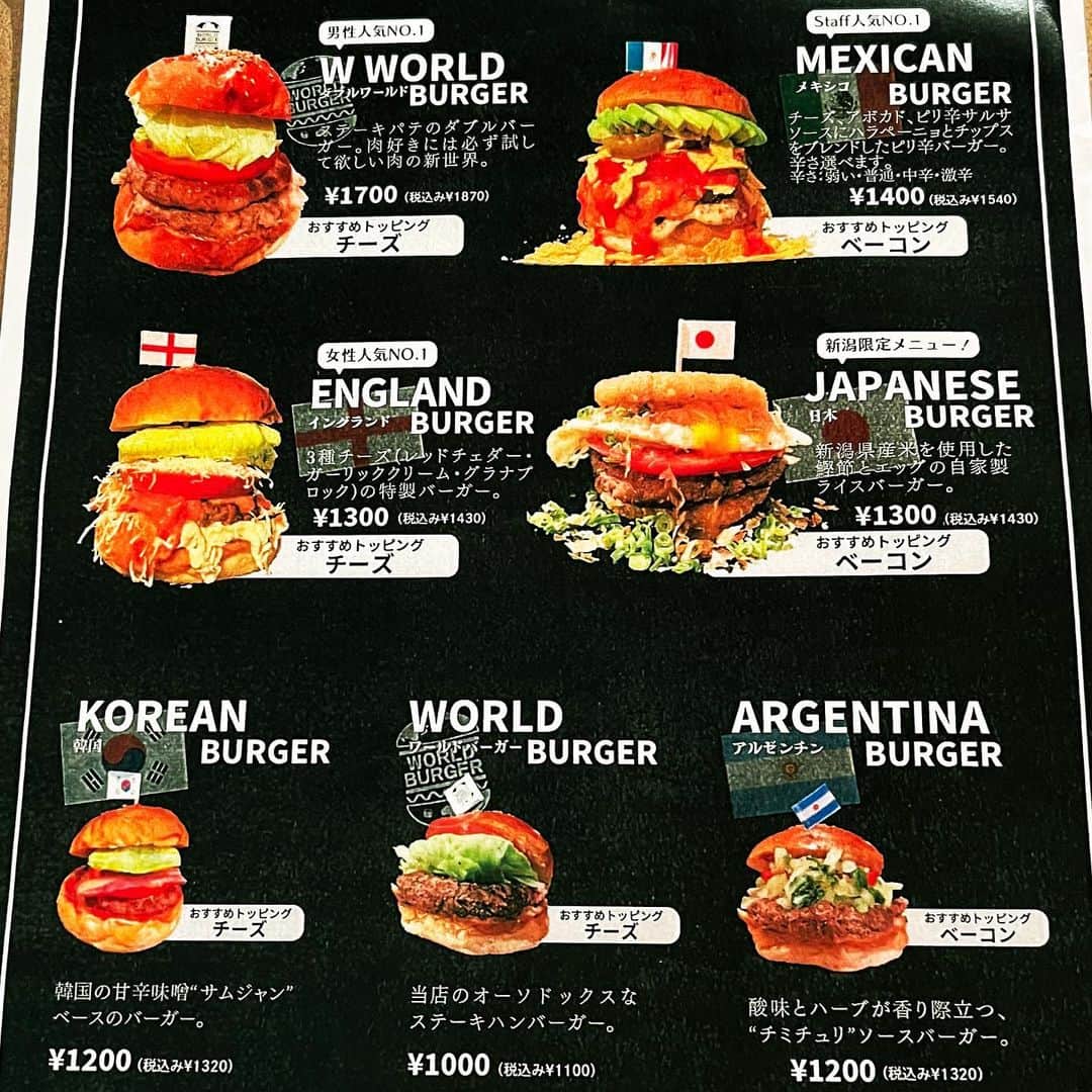 おごせ綾さんのインスタグラム写真 - (おごせ綾Instagram)「東京池袋で大人気の「ワールドバーガー」  実は2店舗目は新潟にあるんです😲  以前から気になっていて、ついに行ってきました😋✨  今回は、「ワールドマックスバーガー」と「ダブルワールドバーガー」の贅沢な組み合わせをいただきました。  「マックスワールドバーガー」は、一番大きいバーガーで、  肉汁たっぷりのボリューミーなビーフパティが2枚、チェダーチーズ、ベーコン、アボカド・・・重量感すごい😲  私でも大満足感なので、普通の人ならこれでお腹いっぱいなこと間違いなし！  「ダブルワールドバーガー」は、ビーフパティ2枚に、さっぱりレタスてんこ盛りで、これまた食べごたえ抜群！  ハンバーガーってこんなに美味しかったんですね☺  東京では、フォーリンデブはっしーさんが訪れられて大絶賛されていたそうです。  各国のビールに合う究極のステーキハンバーガーがコンセプトとのこと。  バンズには酒酵母を使用しているそうで、フカフカで、ほんのり甘くて、とってもおいしかったです☺️  夜はハンバーガーの販売はなく、オシャレなバーとして楽しめるようです。  新潟駅チカの人気店になること間違いなしです✨✨  PR @niigata.worldburger #新潟カフェ #新潟グルメ #万代グルメ #万代カフェ #新潟テイクアウト #worldburger新潟駅前店 #新潟ランチ #万代ランチ」4月12日 11時35分 - ogose0123
