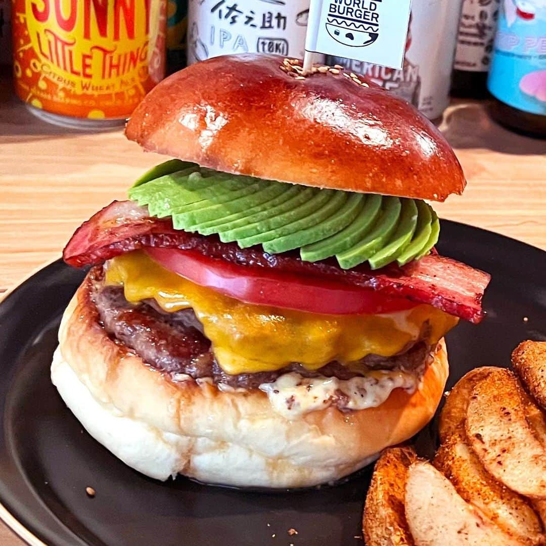 おごせ綾のインスタグラム：「東京池袋で大人気の「ワールドバーガー」  実は2店舗目は新潟にあるんです😲  以前から気になっていて、ついに行ってきました😋✨  今回は、「ワールドマックスバーガー」と「ダブルワールドバーガー」の贅沢な組み合わせをいただきました。  「マックスワールドバーガー」は、一番大きいバーガーで、  肉汁たっぷりのボリューミーなビーフパティが2枚、チェダーチーズ、ベーコン、アボカド・・・重量感すごい😲  私でも大満足感なので、普通の人ならこれでお腹いっぱいなこと間違いなし！  「ダブルワールドバーガー」は、ビーフパティ2枚に、さっぱりレタスてんこ盛りで、これまた食べごたえ抜群！  ハンバーガーってこんなに美味しかったんですね☺  東京では、フォーリンデブはっしーさんが訪れられて大絶賛されていたそうです。  各国のビールに合う究極のステーキハンバーガーがコンセプトとのこと。  バンズには酒酵母を使用しているそうで、フカフカで、ほんのり甘くて、とってもおいしかったです☺️  夜はハンバーガーの販売はなく、オシャレなバーとして楽しめるようです。  新潟駅チカの人気店になること間違いなしです✨✨  PR @niigata.worldburger #新潟カフェ #新潟グルメ #万代グルメ #万代カフェ #新潟テイクアウト #worldburger新潟駅前店 #新潟ランチ #万代ランチ」