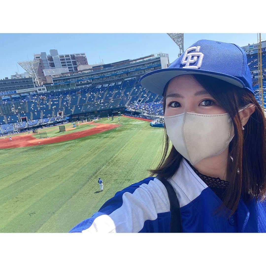 舘谷春香のインスタグラム：「先日の横浜スタジアムの写真！ 8-0まけ🥲 全然勝てなくて辛いですねえ🥲  でもこういう時こそ応援するのがファンというもの…私、7年連続Bクラスの途中にドラゴンズファンになったスーパーポジティブドラゴンズファンなので…🙃 16-0まで耐えられるし…🙃 でも…そろそろ…勝ち試合見たい…🙃  文化放送の後輩の山田みきとしアナウンサーがこの春からスタジアムDJやっていて！それは楽しんできました！ミッキーすごい合ってる！楽しげ！また観に行きます☺️✨  今日はドラゴンズ勝ちますように！ 今日は仕事の合間にDAZN観戦！  #dragons #中日ドラゴンズ #ドラゴンズ #ドラゴンズファンと繋がりたい #ドラゴンズ女子 #ドラゴンズファン #レフトスタンド #npb #プロ野球 #プロ野球好きな人と繋がりたい #野球女子 #野球 #野球観戦 #ハマスタ #横浜スタジアム #横浜」