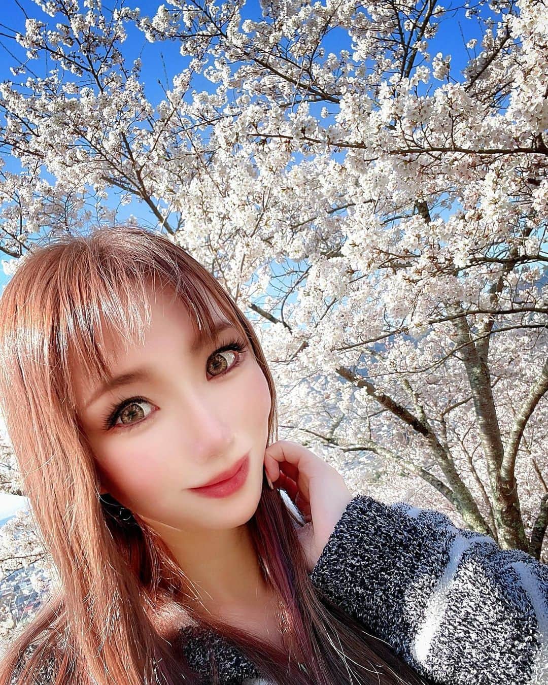 明星優花さんのインスタグラム写真 - (明星優花Instagram)「この時期の新倉山浅間公園は桜が満開で、天気もとっても良く… 最高な時期に来る事ができました😍 少しはパワーチャージできたかな⁉️ チョコミントアイスも美味しかったです💓  #桜 #お花見 #富士山 #アイス #アイスクリーム #インスタ女子 #インスタグラマー #インスタ映え #インスタ映えスポット  #インフルエンサー #女社長 #女性起業家 #自然 #自然が好き  #自然光  #自然が好きな人と繋がりたい  #自然大好き  #自然好き  #自然好きな人と繋がりたい  #自然写真  #自然派  #自然の美しさ  #自然がいっぱい  #自然風景  #大自然 #大自然」4月13日 18時00分 - yuka1219yuka