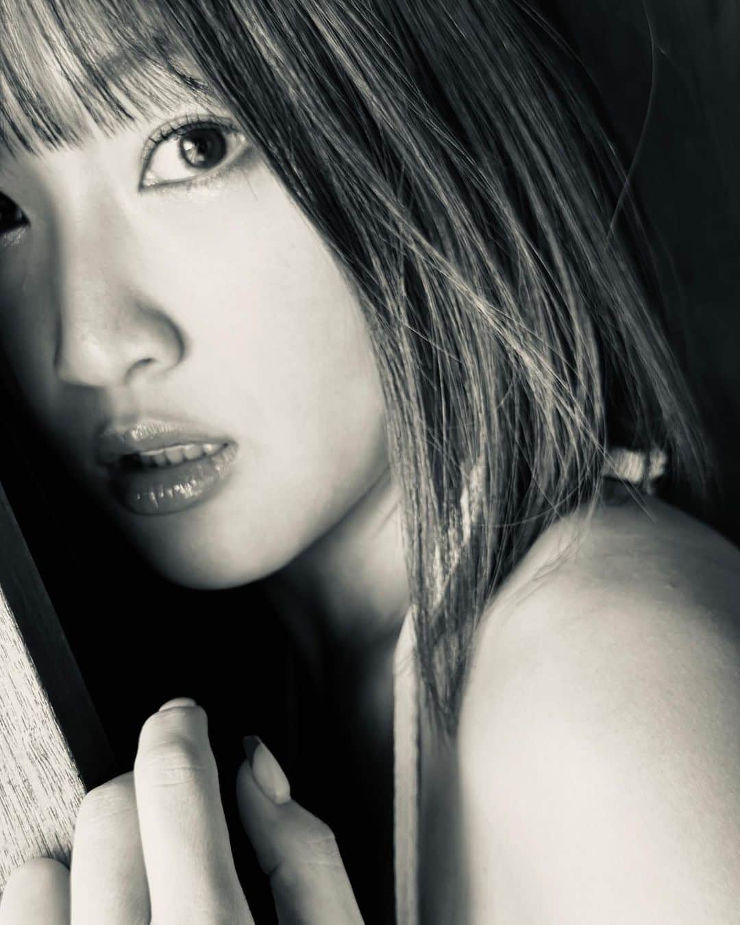 上枝恵美加さんのインスタグラム写真 - (上枝恵美加Instagram)「素敵に撮影して頂きました ☺︎  photo by @art_iwata  ． ． 数日前に東京に来たらいつもお世話になっている　@quinbelle_omotesando さんで美顔鍼の施術をして頂いて肌の調子がとてもよいです。へへ」4月12日 11時45分 - emika_kamieda