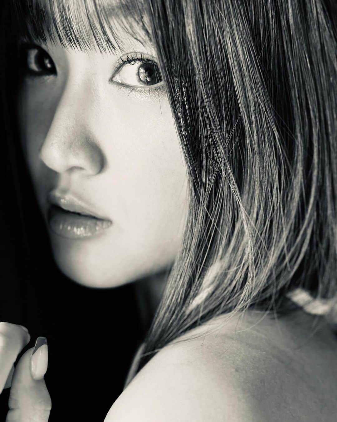 のインスタグラム：「素敵に撮影して頂きました ☺︎  photo by @art_iwata  ． ． 数日前に東京に来たらいつもお世話になっている　@quinbelle_omotesando さんで美顔鍼の施術をして頂いて肌の調子がとてもよいです。へへ」