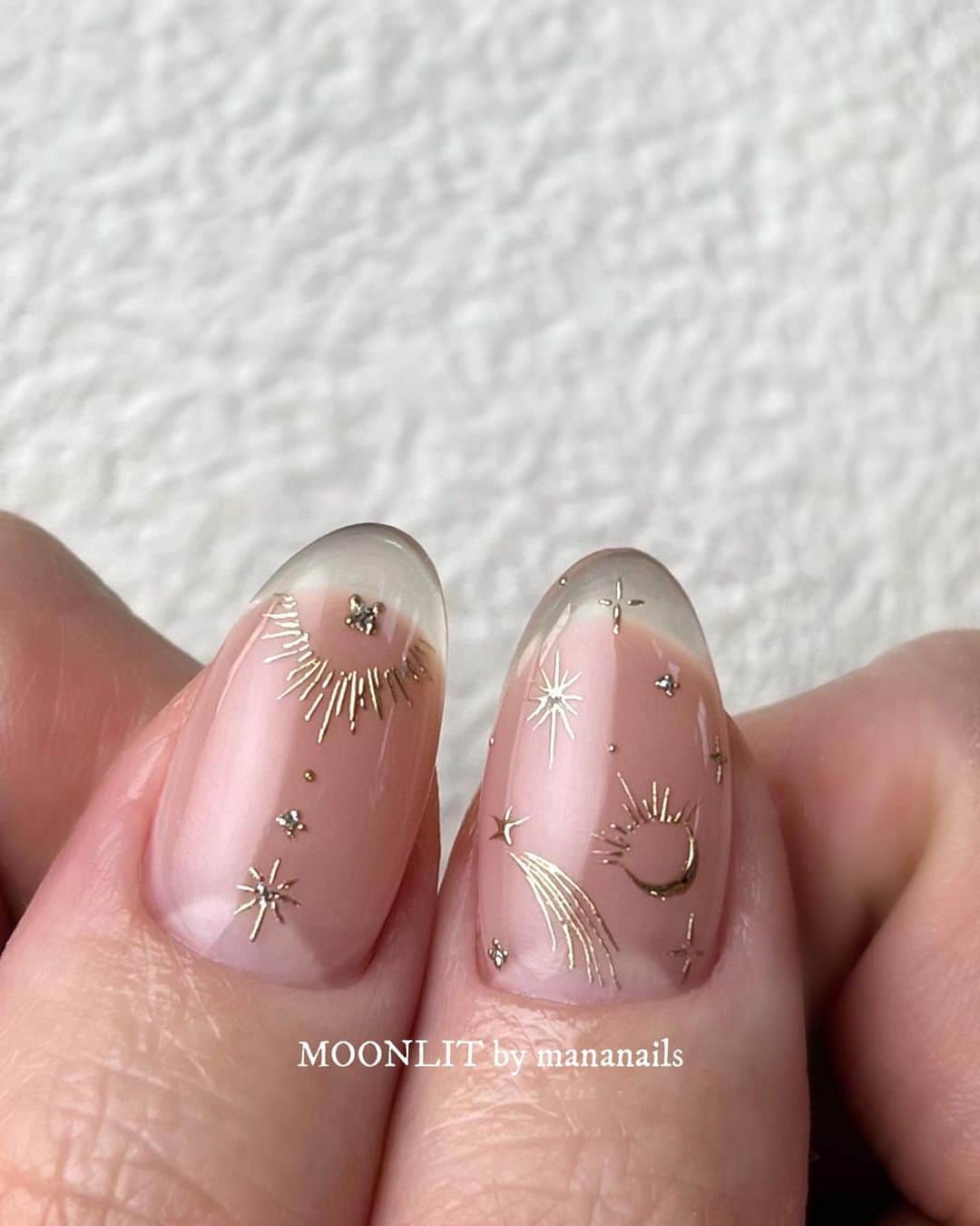 mananailsのインスタグラム：「💫🌙🪐  まつ毛くらい細い線描くのにハマってます✍🏻 ベースはBed Skin Pink🐖  ☾120minオフ込み(長さ出し4本)」
