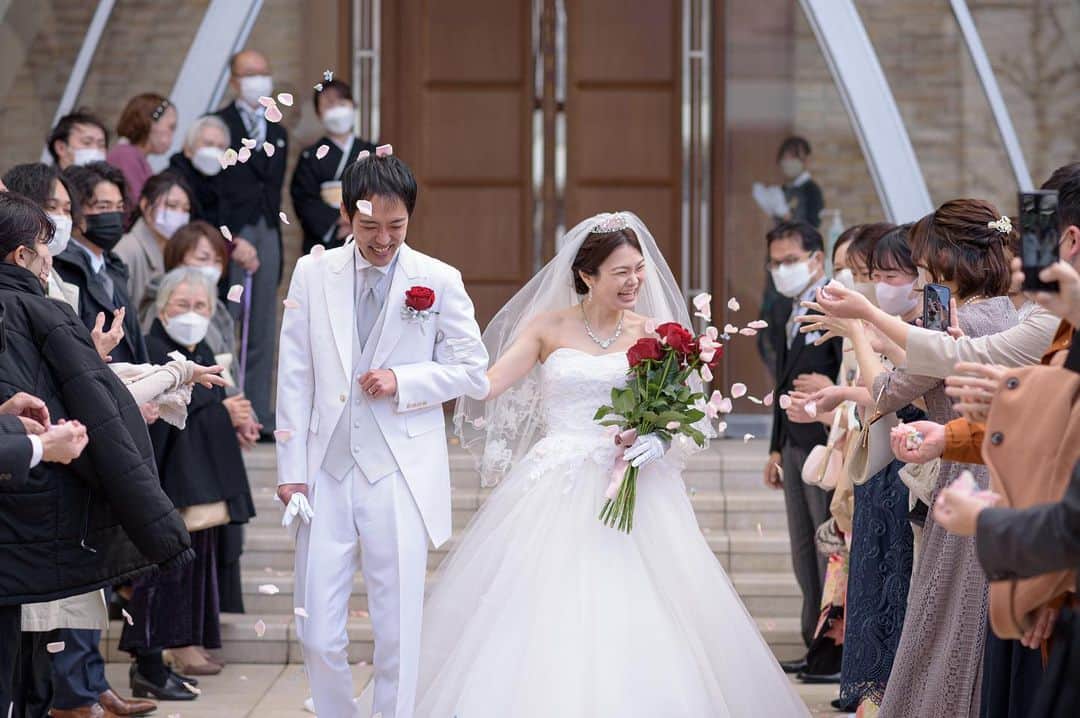 ホテル国際21のインスタグラム：「※ 【wedding レポート】 素敵な笑顔😊😊 皆様からの『おめでとう』がとても嬉しい🫶🏼  ♥｡･ﾟ♡ﾟ･｡♥｡･ﾟ♡ﾟ･｡♥｡･ﾟ♡ﾟ・。゜♥｡ﾟ♡ﾟ･｡♥｡･ﾟ♡ﾟ･｡♥｡･ﾟ♡ﾟ･｡♥｡. . ブライダルフェア受付中です🎉 ご予約は @hotelkokusai21_bridal の HPから出来ます🌟 . ｡♥｡･ﾟ♡ﾟ･｡♥｡･ﾟ♡ﾟ･｡♥｡･ﾟ♡ﾟ・。゜♥｡ﾟ♡ﾟ･｡♥｡･ﾟ♡ﾟ･｡♥｡･ﾟ♡ﾟ･👰🤵✨  . #ホテル国際21　#ウェディング　#ホテルウェディング　#ブライダル　#長野　#長野結婚式　#長野市結婚式　#長野花嫁 #長野県　#長野市　#結婚式場　#結婚式　#披露宴会場　#チャペル　#衣裳　#ウェディングドレス　#タキシード　#コーディネート　#ヘアメイク　#花嫁ヘア　#花嫁メイク　#ブーケ　#ウェディングケーキ　#全国のプレ花嫁さんと繋がりたい　#花嫁　#プレ花嫁　#卒花　#前撮り　#後撮り　#wedding」