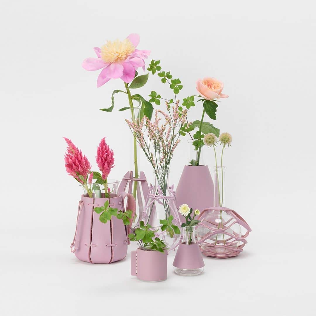 エンダースキーマのインスタグラム：「2023ws(winter/spring) “science vase：化瓶” will be at stores from the 15th of Apr.  “science vase：化瓶” is created based on the idea of giving a different function to an existing product and change its mode, by combining handcrafted leather with industrial laboratory glassware. The laboratory equipment is transformed into new tools such as vases and objects.  #sciencevase #henderscheme #2023ws」