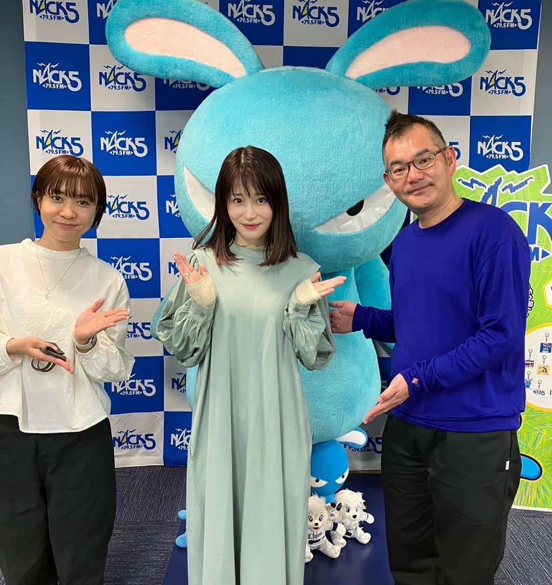 岡部磨知のインスタグラム：「投稿遅くなりましたが… 一昨日は #nack5 #GOGOMONZ に生出演させて頂きました！ 10年以上続いてる大人気番組に出演できて、とても嬉しかったです🥹！ #三遊亭鬼丸　さん、#横田かおり さん、ありがとうございました✨」
