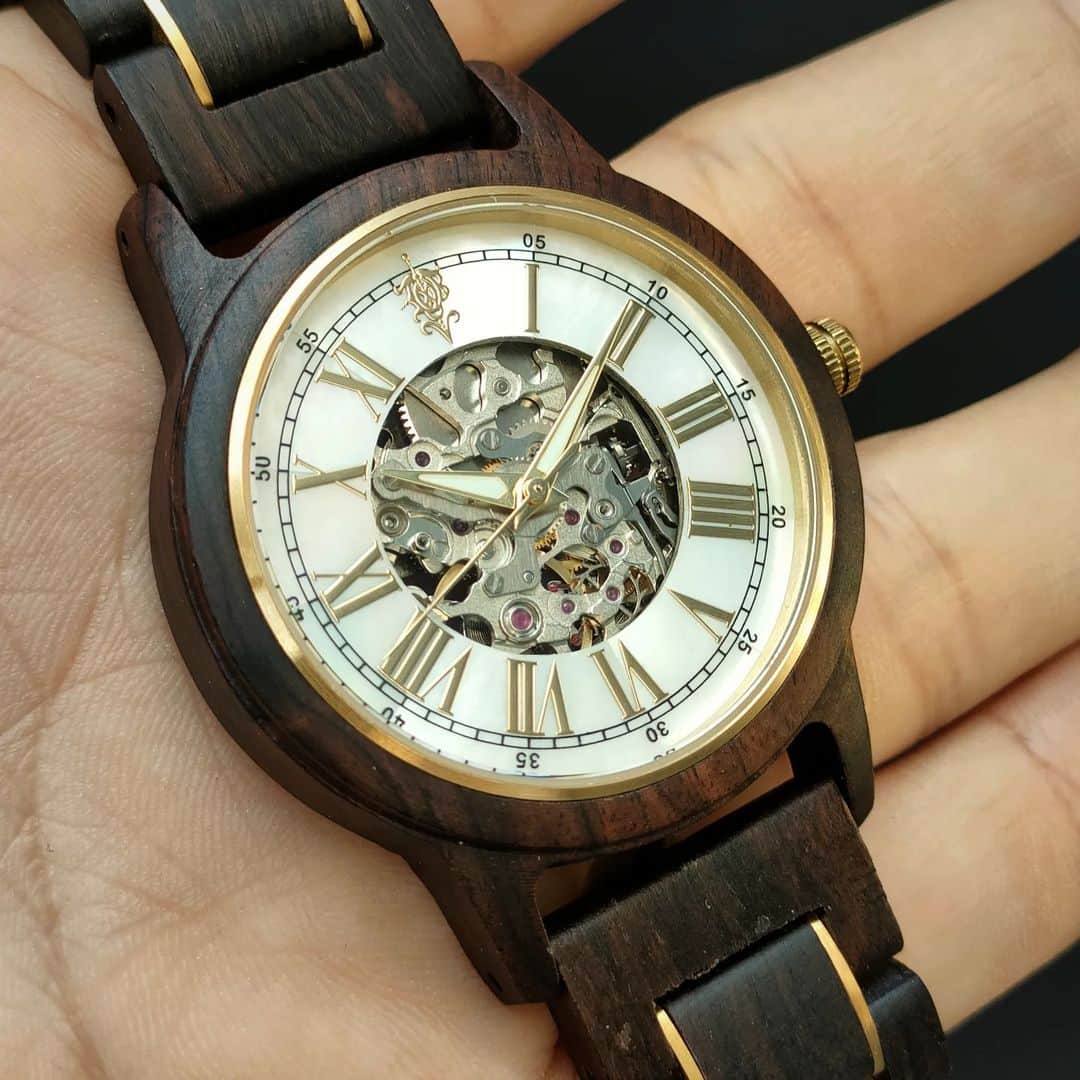 EINBAND -アインバンド-のインスタグラム：「前回即完売となりました自動巻き木製腕時計を今週末販売させていただきます！ 今回も少なめの本数となりますのでどうぞよろしくお願いします🙇  #EINBAND #木製腕時計」