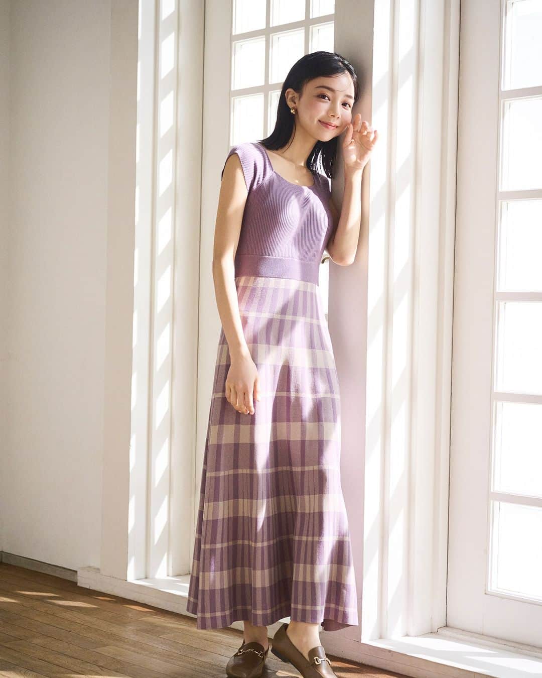 NATURAL BEAUTY BASICのインスタグラム：「Sister's outfit NATURAL BEAUTY BASIC  ＜Hikari 155cm(PSサイズ着用) /Chiemi 166cm(Mサイズ着用)＞  ■チェックニットワンピース ¥12,980 tax in size:M/PS color:ラベンダー×グレージュ/ネイビー×オフ/グリーン×オフ #0173147451  ---------------------------------  愛甲千笑美さんと、ひかりさん、 人気の姉妹がNBBのファッションシュートで初共演！  おそろいのワンピースに、 ラインやディテールをリンクさせたシミラーコーデ… フォトジェニックな姉妹の着こなしは必見。  Sサイズさんでもバランスのいいスタイリングが叶う、 ひかりさん着用のpetit size collectionにも注目です。  詳しくはプロフィールのURLから webカタログをぜひチェックしてみてください♪  #愛甲千笑美 さん #愛甲ひかり さん #姉妹コーデ #リンクコーデ #双子コーデ #春カラー #ニットワンピース #ワンピースコーデ #チェックワンピース #お出かけコーデ #オフィスコーデ #オフィスカジュアル #通勤コーデ #大人可愛い #カラーコーデ #着回しコーデ #きれいめカジュアル #ベーシックコーデ #ベーシック #ナチュラルコーデ #トレンドスタイル #シンプルコーデ #ナチュラルビューティーベーシック #naturalbeautybasic」