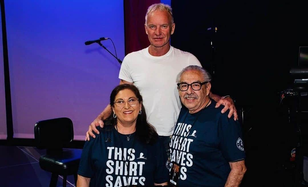 スティングのインスタグラム：「#Repost @musicgives  ・・・ Congrats to @theofficialsting on 22 sold out nights at the Colosseum in Las Vegas! We are grateful for your support for @StJude and our @klos955 event. KLOS Partners in Hope were excited to meet Sting and thank him in person! Get your own #ThisShirtSavesLives shirt at musicgives.org. . . . .  #StJude #MusicGives #Sting #LasVegas #EndChildhoodCancer #ThisShirtSavesLives」