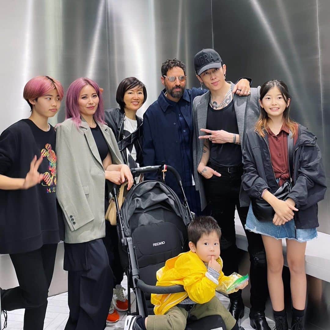 雅-MIYAVI-のインスタグラム：「Fam visit at @kith Tokyo Thx @junyamatano for having us  Welcome to Tokyo @ronniefieg!   Love from #Ishiharas   :)  #ファミリーお出かけ #スカイ様はどこでもスカイ様」