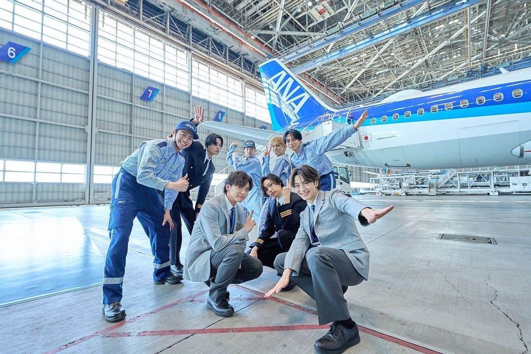 木村慧人のインスタグラム：「ANAさんとの コラボ本当に夢みたいです。  飛行機前での パフォーマンス 最高でした✈️  これからたくさん 企画ありますので 皆さんお楽しみに✨  @ana.japan」
