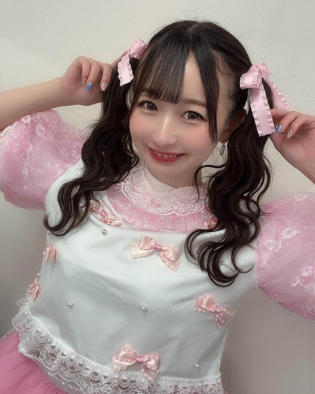 平野ほのかのインスタグラム：「~ ⁡ ⁡ ~ ⁡ ピンク担当でしたꕀ🎀 ͗ ͗ ⁡ ~ ⁡ ⁡#平野ほのか #アイドル #アイドル衣装 #ピンク #ツインテール #ヘアアレンジ #ウェーブ巻き  #リボン #ふわふわ #笑顔 #pink #smile #girl #japanesegirl #happ#instagram」