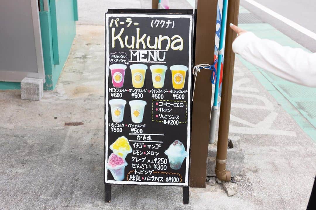 鈴木のぞみさんのインスタグラム写真 - (鈴木のぞみInstagram)「沖縄旅行の思い出✈️  とにかく、南国フルーツを堪能したかったからスムージーとかジュースとかたくさん飲んだ気がする😊  このミックススムージーが本当に美味しかった！！！  許田の道の駅にあるお店です😊  #沖縄 #沖縄旅行 #スムージー #南国フルーツ #許田道の駅 #パーラーkukuna #家族旅行 #旅の思い出 #のぞみん #okimawatrip #okinawa」4月12日 12時07分 - nozomin65