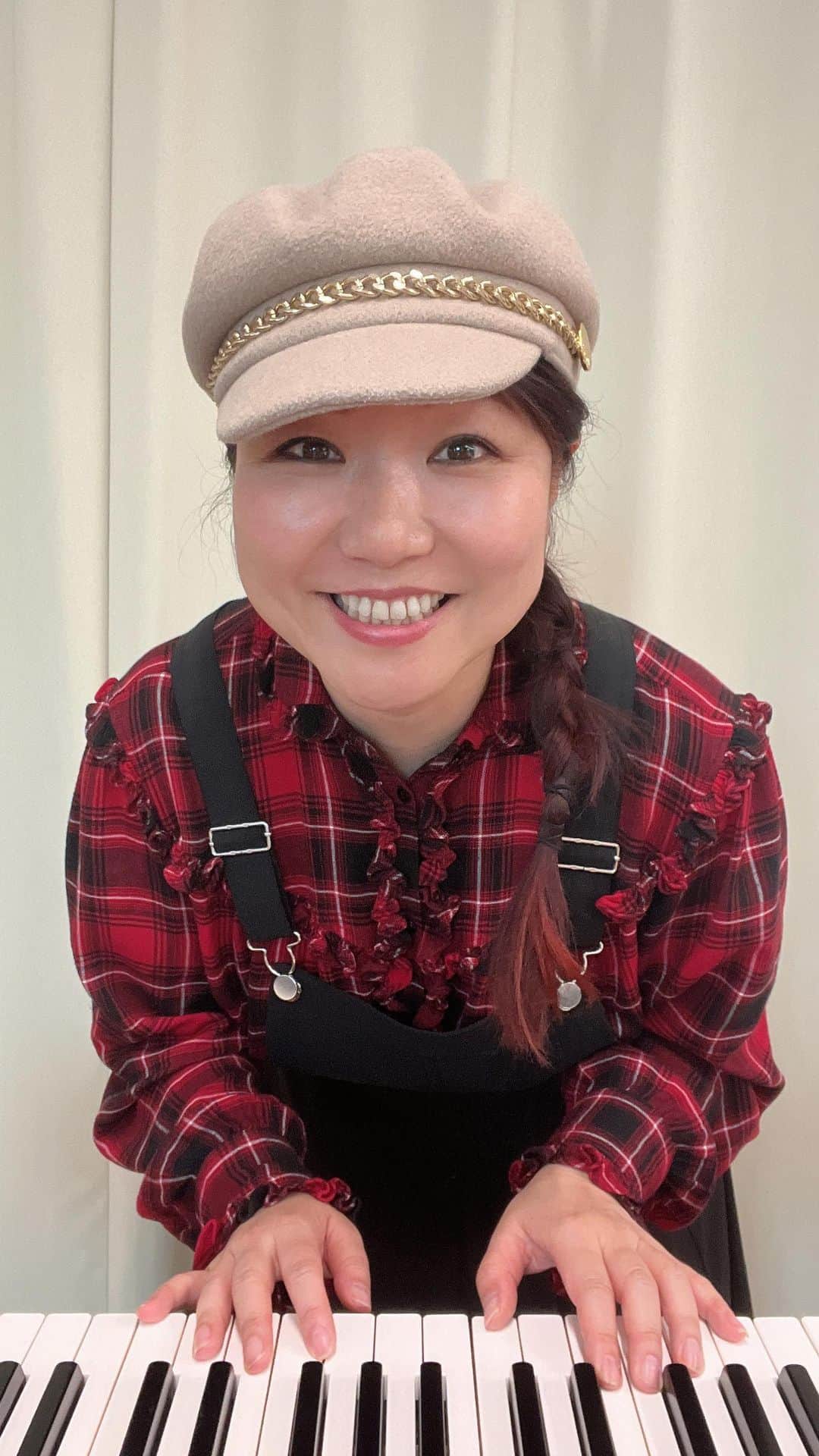 有坂美香のインスタグラム：「【基本のボイトレ♫】 水曜日のレッスンから、基本の発声練習インスタライブからワンシーンです♫  プロ/プロ志望オーディション対策から、趣味の楽しみとして 是非毎日に歌を取り入れてみませんか？  ⭕️少人数制の一人ひとりレベルに合わせた歌唱指導クラス♫ ⭕️ゴスペルやソウルミュージックを大勢で歌うクラス♫ ⭕️プライベートレッスン♫  他ご要望に応じてレッスンを 行ってます♫  DMお待ちしてます♫  ♪:*:･･:*:･♪･:*:･･:*:･♪･:*:･･:*:･ #ボイトレ #有坂美香 #有坂美香andthesunshowers  #有坂美香サンシャワーズ  #有坂美香短期ボーカル集中クラス #英語の歌をかっよく #うたうま #ボイストレーナー #愛されコミュニケーション術  #人前で緊張しなくなる #英語の発音 #楽しく歌おう #オーディション対策」