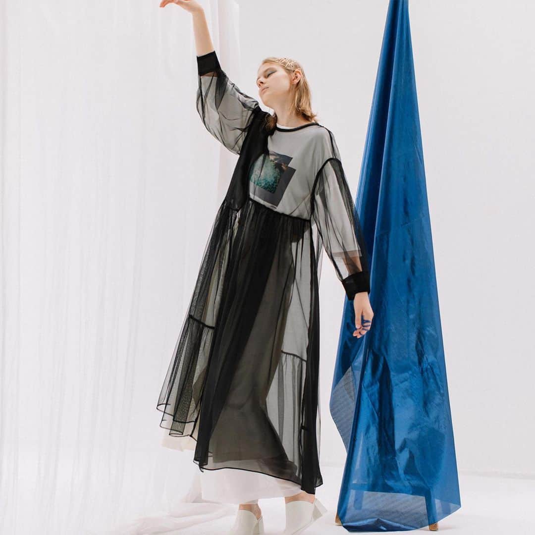 AULA AILAのインスタグラム：「【2023 SPRING SUMMER COLLECTION】  TIERED TULLE ONE PIECE COLOR BLACK SIZE 0 ¥23,100   柔らかなソフトチュールを使い、たっぷりのギャザー、タック使いで包み込むような雰囲気に仕上げたワンピース。 部分的にソフトオーガンジーを使うことで、シアー感が異なりアクセントに。 ストレートシルエットのインナーワンピースがセットになっているため、インナーに悩むことなくさらりと着こなせます。 前後2WAYで着られ、ギャザーをたっぷり使った面とタックを生かした面で違った雰囲気に。  SEA PHOTO PRINT T-SHIRT COLOR OFF WHITE SIZE 0 ¥16,500  ファトグラファーJameenが世界中を旅する中で、出会った景色や人達を撮影した”HAPPEN“をお土産として届けるLOVE＆PEACEな写真をプリントした、AULAAILAとの大好評のコラボシリーズ。 フロントはフォトプリントにグラデーションを重ねたプリント、バックポイントには、刺繍ロゴ入り。 肌触りが良く、伸縮性もあり、シワになりにくいトレッチコットンスムースを使用。 オーバーサイズのショート丈で、裾はゴムを入れており丸みのあるシルエットに。ボリュームのあるボトムとも、相性◎ 5分袖の袖口はスリット開きで、チュールが覗きます。一見ベーシックなTシャツですが、細部までとことんデザインにこだわったアイテムです。  ✔️AULA AILA OFFICIAL WEB STOREにて春夏コレクションアイテムが入荷スタート！」