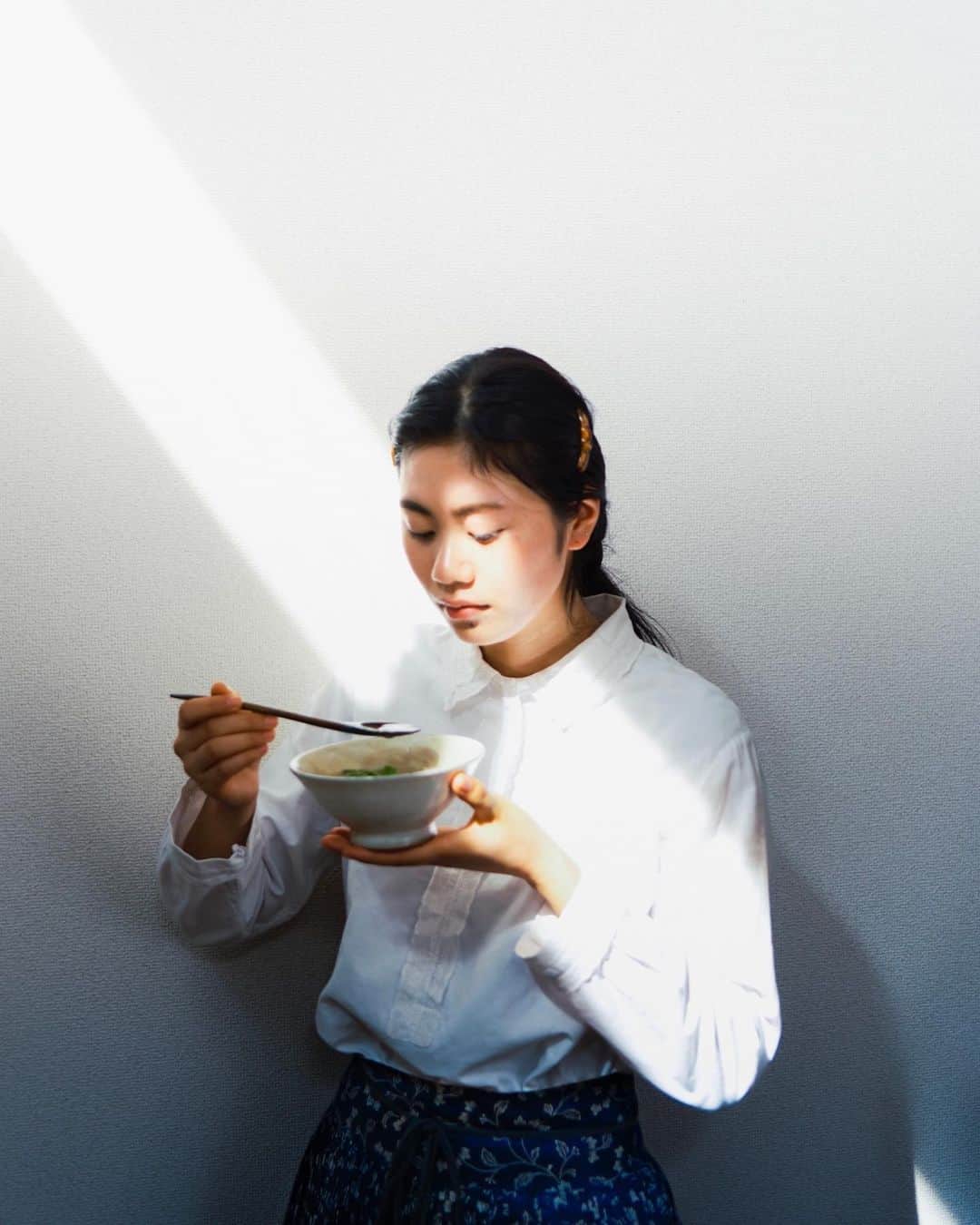 安藤百花さんのインスタグラム写真 - (安藤百花Instagram)「@momoka_gohan  スープのお色直ししたのは初めてでした🍽️  緑色の春野菜エスニックスープ 器もスプーンもお気に入りの私物。」4月12日 12時18分 - momoka_031