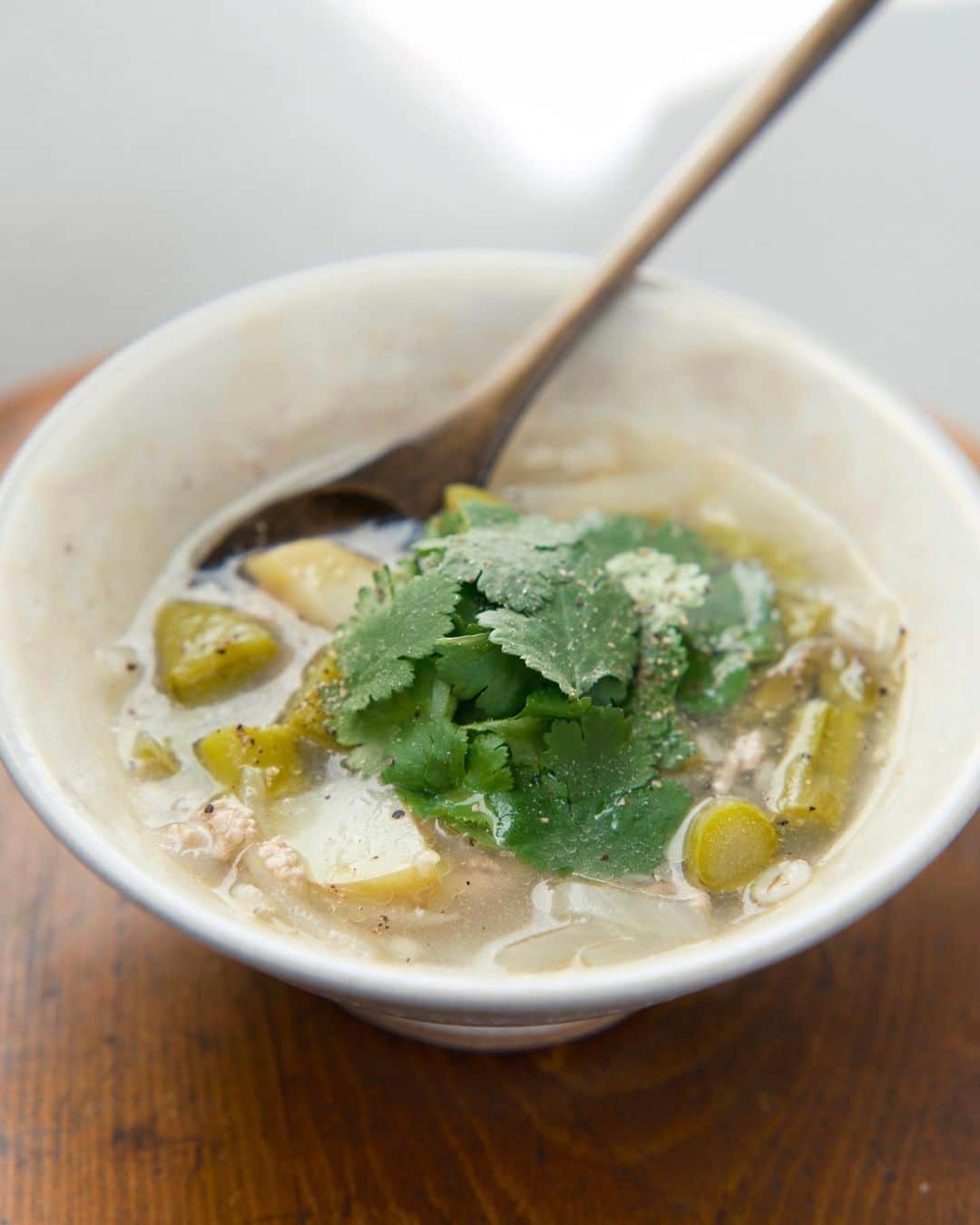安藤百花のインスタグラム：「@momoka_gohan  スープのお色直ししたのは初めてでした🍽️  緑色の春野菜エスニックスープ 器もスプーンもお気に入りの私物。」