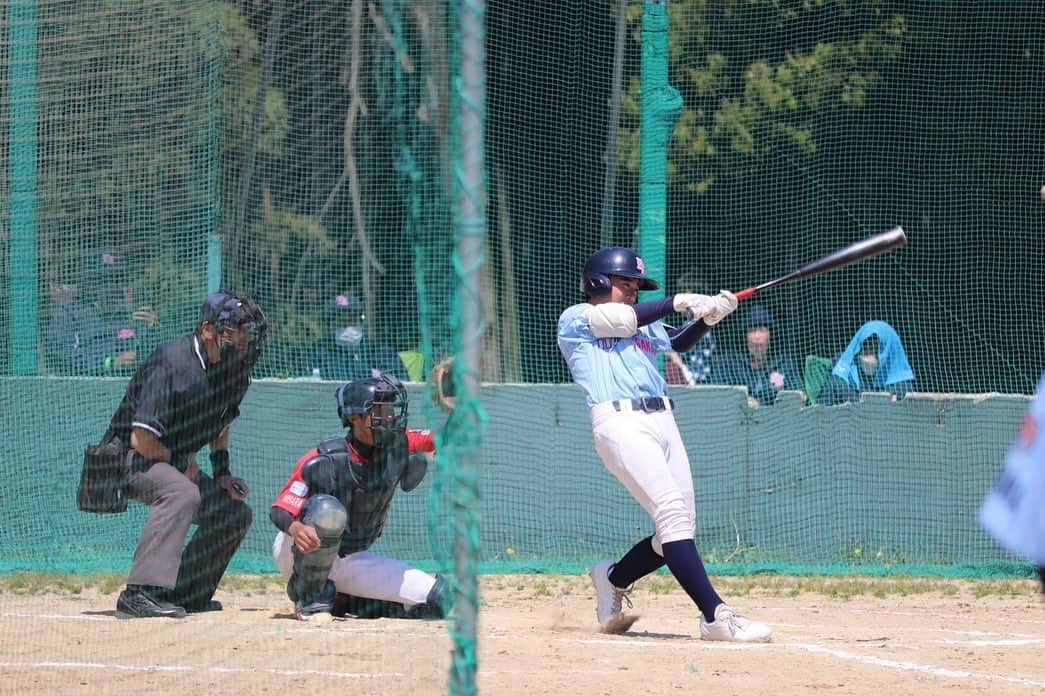 安村幸子のインスタグラム：「週末はケイト新2年生チーム初めての公式戦でした⚾️‼️ チームのママさんが沢山、素敵な写真を撮ってくれたので息子のボーイズリーグ成長記録✨✨ 5枚目の監督さんに、頭ポンポンされて嬉しそうなケイトの写真お気に入り🥰 ピンチの場面でマウンドに行く時が1番感動する母です🥹✨ 最後おさえることができ、笑顔で終わる事が出来ました🥹👏 次は準決勝‼️‼️ 応援📣とお祈り🙏頑張ります❤️  #息子の成長記録 #試合後は母ちゃん声変わり #息子も声変わり始まりました #嬉しいような寂しいような」