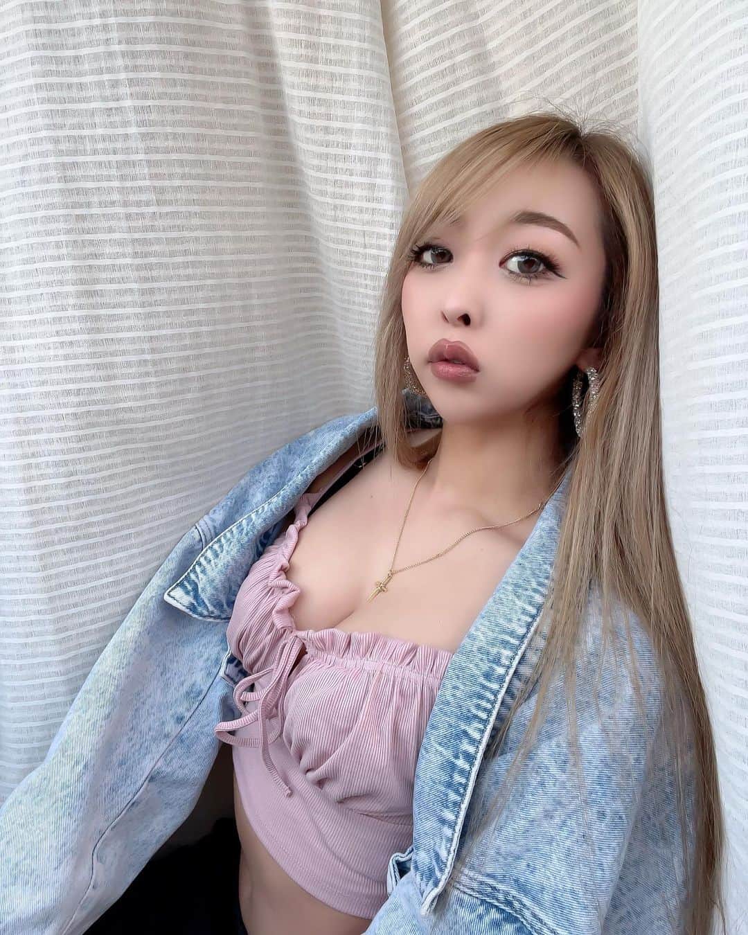 まあーか（まかたん）のインスタグラム：「. おネイル💅春仕様だにゃあん🍋🌼 . #ハイトーン#バレイヤージュ#シャドールーツ#ハイトーンロング#シャツコーデ#セルフィー#カラコン#桜スポット#cherryblossom#🌸#🌼#外国人風カラー#春コーデ#メイク#셀스타그램 #오오티디 #일본 #일상 #패션 #메이크 #셀피 #selfie #zara#shein」
