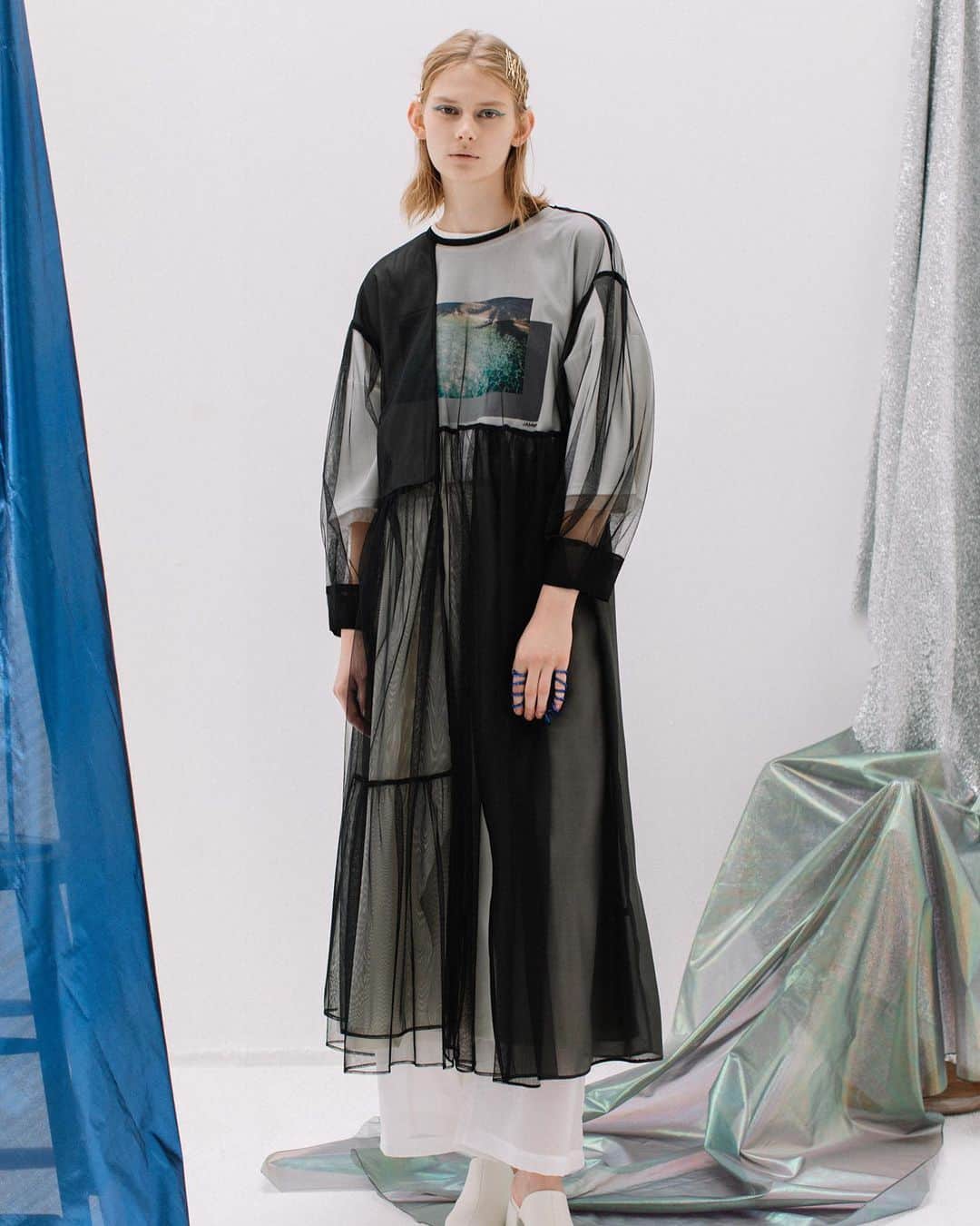 AULA AILAのインスタグラム：「【2023 SPRING SUMMER COLLECTION】  TIERED TULLE ONE PIECE COLOR BLACK SIZE 0 ¥23,100   柔らかなソフトチュールを使い、たっぷりのギャザー、タック使いで包み込むような雰囲気に仕上げたワンピース。 部分的にソフトオーガンジーを使うことで、シアー感が異なりアクセントに。 ストレートシルエットのインナーワンピースがセットになっているため、インナーに悩むことなくさらりと着こなせます。 前後2WAYで着られ、ギャザーをたっぷり使った面とタックを生かした面で違った雰囲気に。  SEA PHOTO PRINT T-SHIRT COLOR OFF WHITE SIZE 0 ¥16,500  ファトグラファーJameenが世界中を旅する中で、出会った景色や人達を撮影した”HAPPEN“をお土産として届けるLOVE＆PEACEな写真をプリントした、AULAAILAとの大好評のコラボシリーズ。 フロントはフォトプリントにグラデーションを重ねたプリント、バックポイントには、刺繍ロゴ入り。 肌触りが良く、伸縮性もあり、シワになりにくいトレッチコットンスムースを使用。 オーバーサイズのショート丈で、裾はゴムを入れており丸みのあるシルエットに。ボリュームのあるボトムとも、相性◎ 5分袖の袖口はスリット開きで、チュールが覗きます。一見ベーシックなTシャツですが、細部までとことんデザインにこだわったアイテムです。  ✔️AULA AILA OFFICIAL WEB STOREにて春夏コレクションアイテムが入荷スタート！」