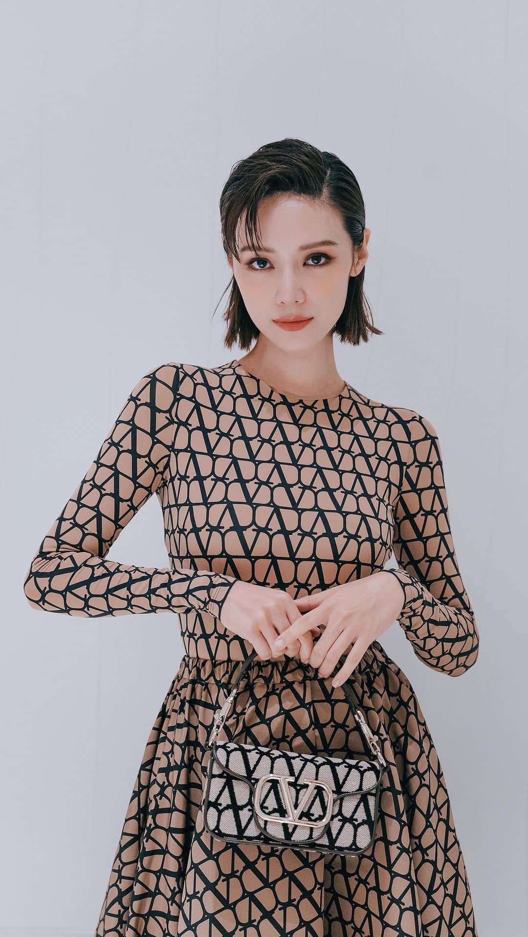 Elva Niのインスタグラム：「Get ready with me @maisonvalentino 🤎  #ValentinoXSleepNoMore #UnboxingValentino」
