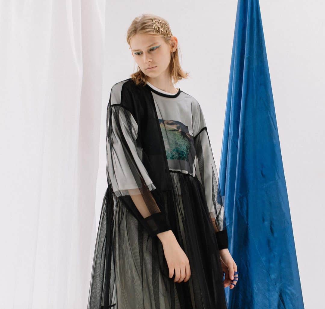 AULA AILAのインスタグラム：「【2023 SPRING SUMMER COLLECTION】  TIERED TULLE ONE PIECE COLOR BLACK SIZE 0 ¥23,100   柔らかなソフトチュールを使い、たっぷりのギャザー、タック使いで包み込むような雰囲気に仕上げたワンピース。 部分的にソフトオーガンジーを使うことで、シアー感が異なりアクセントに。 ストレートシルエットのインナーワンピースがセットになっているため、インナーに悩むことなくさらりと着こなせます。 前後2WAYで着られ、ギャザーをたっぷり使った面とタックを生かした面で違った雰囲気に。  SEA PHOTO PRINT T-SHIRT COLOR OFF WHITE SIZE 0 ¥16,500  ファトグラファーJameenが世界中を旅する中で、出会った景色や人達を撮影した”HAPPEN“をお土産として届けるLOVE＆PEACEな写真をプリントした、AULAAILAとの大好評のコラボシリーズ。 フロントはフォトプリントにグラデーションを重ねたプリント、バックポイントには、刺繍ロゴ入り。 肌触りが良く、伸縮性もあり、シワになりにくいトレッチコットンスムースを使用。 オーバーサイズのショート丈で、裾はゴムを入れており丸みのあるシルエットに。ボリュームのあるボトムとも、相性◎ 5分袖の袖口はスリット開きで、チュールが覗きます。一見ベーシックなTシャツですが、細部までとことんデザインにこだわったアイテムです。  ✔️AULA AILA OFFICIAL WEB STOREにて春夏コレクションアイテムが入荷スタート！」
