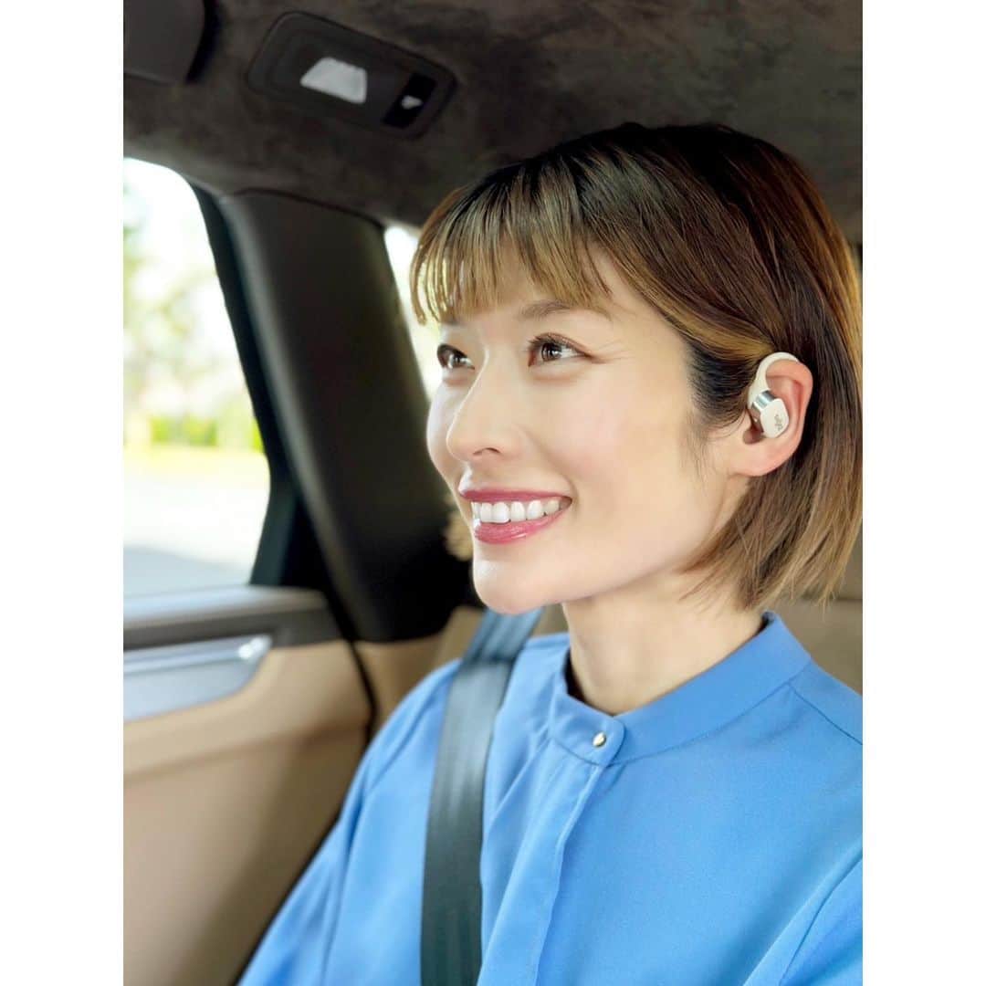 西谷綾子のインスタグラム：「🎼 めちゃくちゃクリアな音なので 話をしている相手が隣にいるみたい😳 凄いっ！！！✨  つけた瞬間の軽さとフィット感にも感動！ 耳が痛くならず超快適🥹心地良い👌  耳の穴を塞がないので 周囲の状況に意識を向けながらも、 通話、音楽、映画、ラジオなど楽しめちゃう🥰  仕事中やRUN中、リラックスタイムに🫶  充電し忘れても5分間の充電時間で  1時間使える。安心だね☺️  @shokzjp から完全ワイヤレス「OpenFit」 際立つ高音、クリアな中音、そして迫力ある低音 ぜひ、チェックしてみてください🤍🤍  #Shokz #OpenFit #完全ワイヤレスイヤホン  #クラウドファンディング」