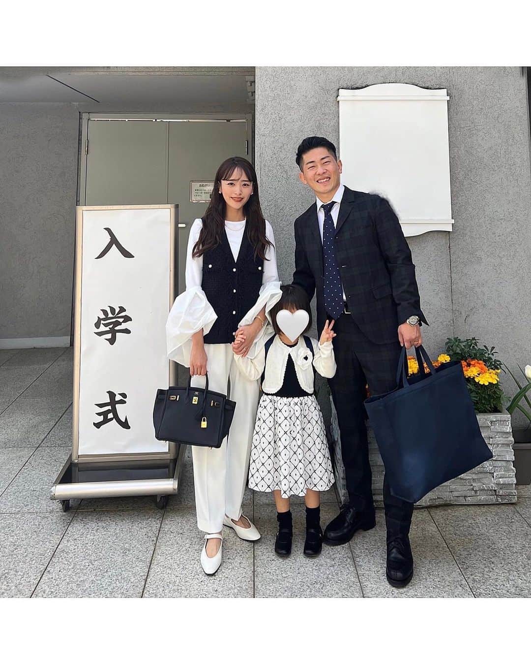近藤千尋のインスタグラム：「先日、無事に次女の幼稚園入学式🌸が終わりました💕🥰 長女が同じ学校🏫ということで 一緒に参加できた、入学式☺️ ドキドキしてたけど お友達たくさんつくる！と　 張り切ってて可愛かったなぁ💕☺️  親も2人目だとリラックス出来て これからの学校生活楽しみです❣️  しばらくはお迎え時間とかも 色々落ち着かないけど はやく慣れればいいなぁ〜🌸🥰  いつも仲良くしてくれる友人にも 感謝ですっ💕☺️  ひーぼぉくんの肩は修正で 学校の名前消したから 変になってるけど気にしないでね💕💕笑  ブラウスは @lephil_official  ボトムは　@loeff_official  バッグは　@hermes  ベストは　@allureville_official  シューズは　@therow  アクセサリーは　@official_mikimoto   です🤍  お姉ちゃんは @zara  妹は @agnesb_officiel   でした💗💗  #3歳　と　#5歳 #幼稚園 #入学式 #入学式コーデ」