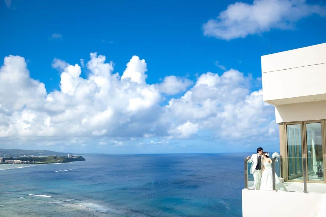 ARLUIS WEDDINGさんのインスタグラム写真 - (ARLUIS WEDDINGInstagram)「@arluiswedding  まるで青空の中に立っているかのような、オープンエアの空間。 この天空のステージで叶えるおふたりらしいプレミアムなウエディングを。 ーーーーーーーーーーーーーーーーー Area：Guam Chapel : #プレミアスカイウエディング ーーーーーーーーーーーーーーーーー   #アールイズ花嫁 @arluiswedding をつけて投稿してください！ 公式IGでご紹介させていただきます。  #arluiswedding #arluistravel #arluisdress #アールイズウエディング #アールイズトラベル #アールイズドレス  #プレ花嫁 #卒花嫁 #2023wedding #resortwedding #weddingphoto #ウェディングフォト #グアム挙式 #リゾートウェディング #グアムウェディング #挙式レポ #ビーチフォト #リゾート挙式 #海外挙式 #リゾ婚 #guam #グアム #グアム旅行 #ハネムーン #結婚式 #ウェディングドレス #ザツバキタワー #thetsubakitower」4月12日 18時30分 - arluiswedding