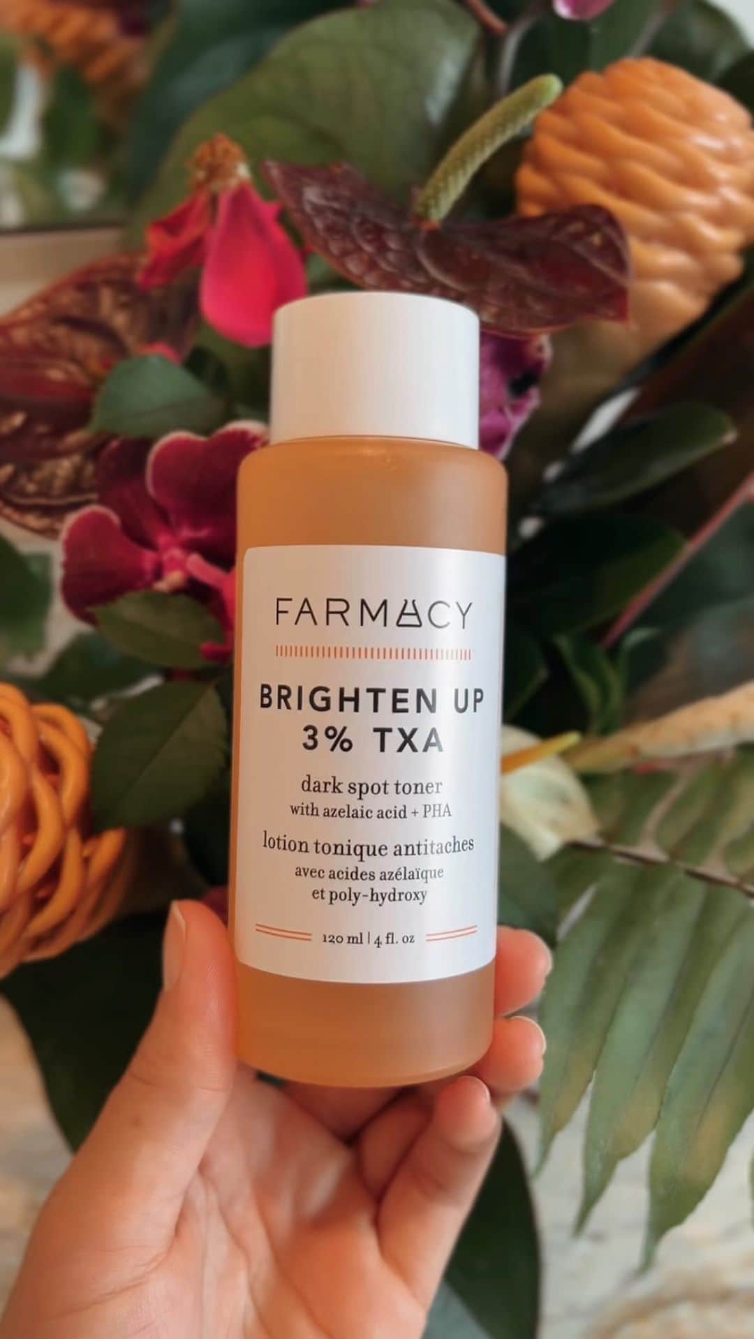 マリア・マニュエルのインスタグラム：「A rejuvenated feeling with @farmacybeauty. Maintaining an even skin tone is a big focus for me since I am in the sun every day. This TXA Brighten Up Toner is in my skincare regime day and night, it helps target any dark spots and keeps my face hydrated. I have visibly noticed how bright my skin has been since using this toner.  ⚡️ 3% Tranexamic Acid: Targets dark spots 🌀 Azelaic Acid: Evens skin tone 🫧 5% PHA (gluconolactone): Gently resurfaces 🍊 Up-cycled Tangerine Peel: Boosts hydration  Available @sephora @sephoracanada @farmacybeauty #FarmacyPartner」