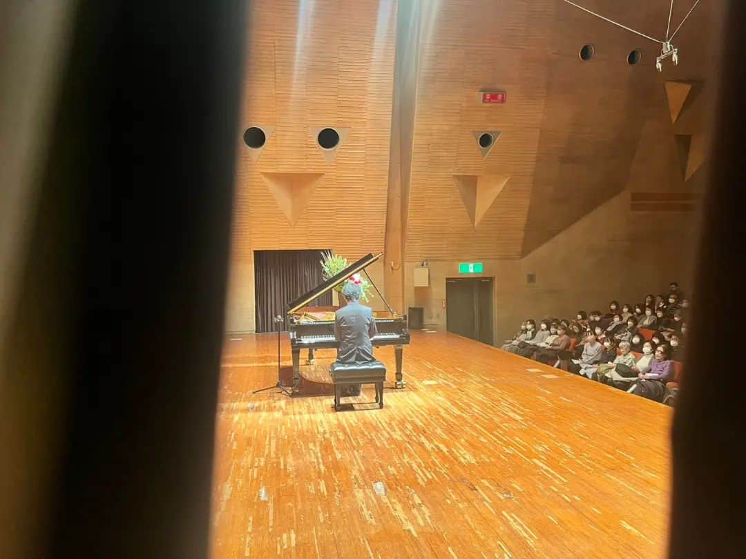 福間洸太朗さんのインスタグラム写真 - (福間洸太朗Instagram)「On February 10th, I gave a recital at the Kokubunji Izumi Hall in my (old) hometown in Tokyo. I have played there more than 20 times, but this time, it was quite special because I selected the brand new Steinway Piano for the hall last December and played on it!  May this piano be beloved for a long time and bring happiness to those who play & listen to it.🙏  かなり前の話になってしまいますが、2月10日に国分寺いずみホールでリサイタルをいたしました。私の故郷である国分寺のこのホールでは、恐らく20回以上演奏してきていますが、今回は私がセレクトした新スタインウェイ・ピアノのお披露目の演奏会ということで特別な機会でした。  ちなみに12月のピアノ選定時には、ローカルTVの取材が入り、You Tubeでもご覧いただけます。(写真４)  このピアノが多くの方に幸せを運んでくれることを願っています。😊✨  #Kokubunji #IzumiHall #Steinway #PIanoRecital #hometown #国分寺市 #国分寺市立いずみホール #故郷 #スタインウェイ #ピアノリサイタル」4月12日 3時48分 - kotarofsky